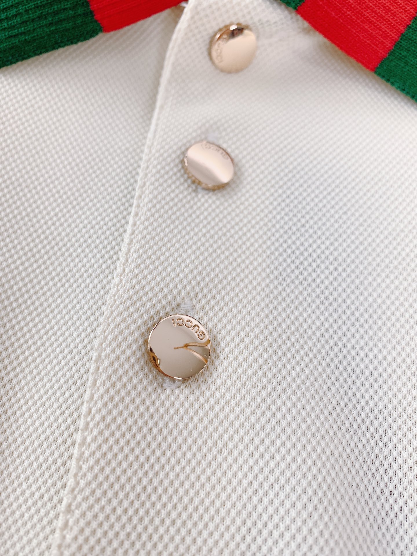 
Gucci 古驰 2025SS春夏新品 
休闲翻领短TEE。非常规面料裁剪缝制 , 甄选优质珠地网眼透