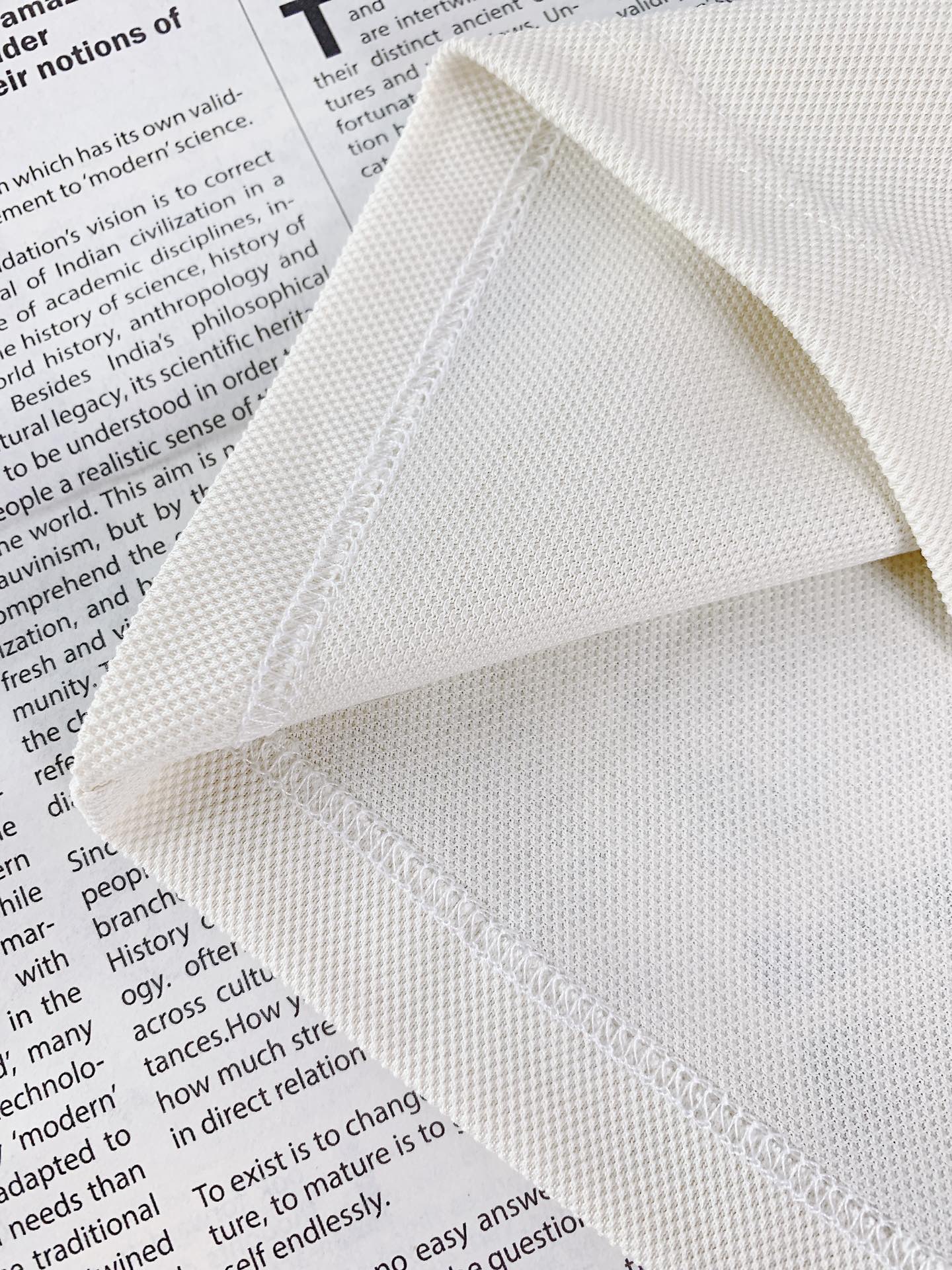 
Gucci 古驰 2025SS春夏新品 
休闲翻领短TEE。非常规面料裁剪缝制 , 甄选优质珠地网眼透