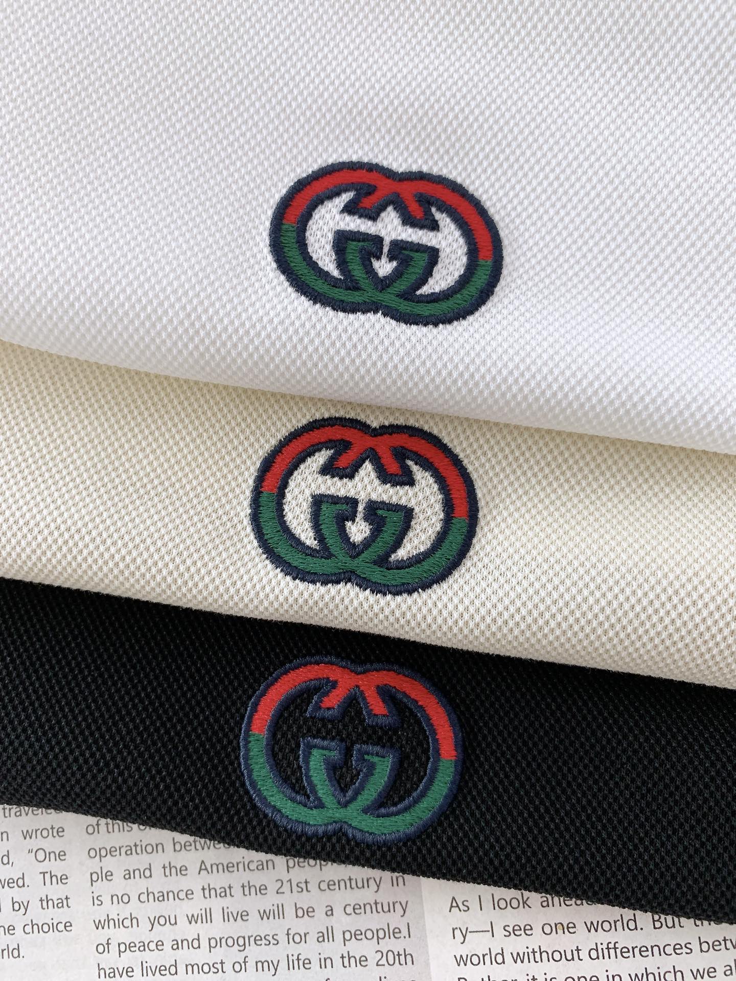 
Gucci 古驰 2025SS春夏新品 
休闲翻领短TEE。非常规面料裁剪缝制 , 甄选优质珠地网眼透