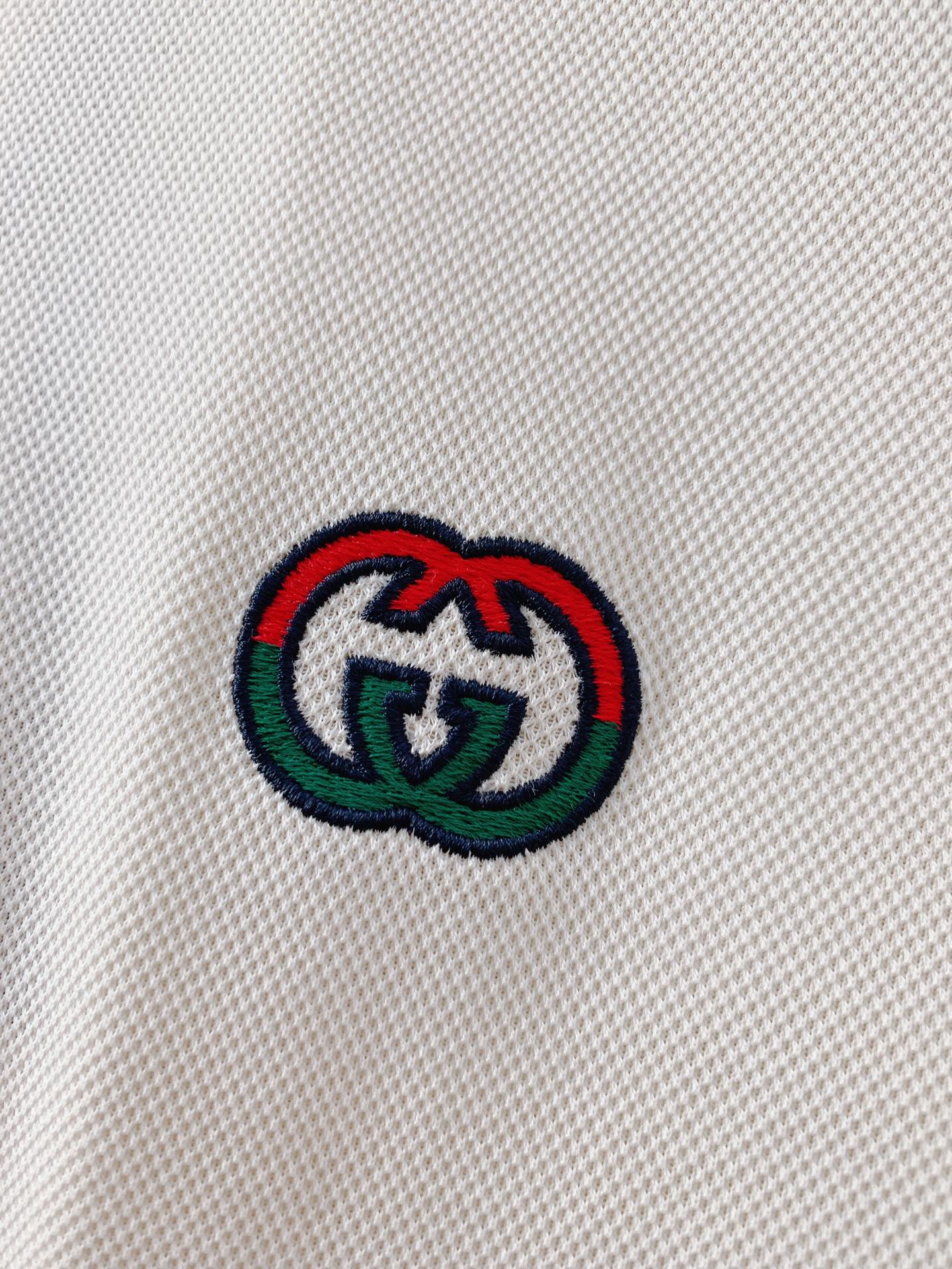 
Gucci 古驰 2025SS春夏新品 
休闲翻领短TEE。非常规面料裁剪缝制 , 甄选优质珠地网眼透