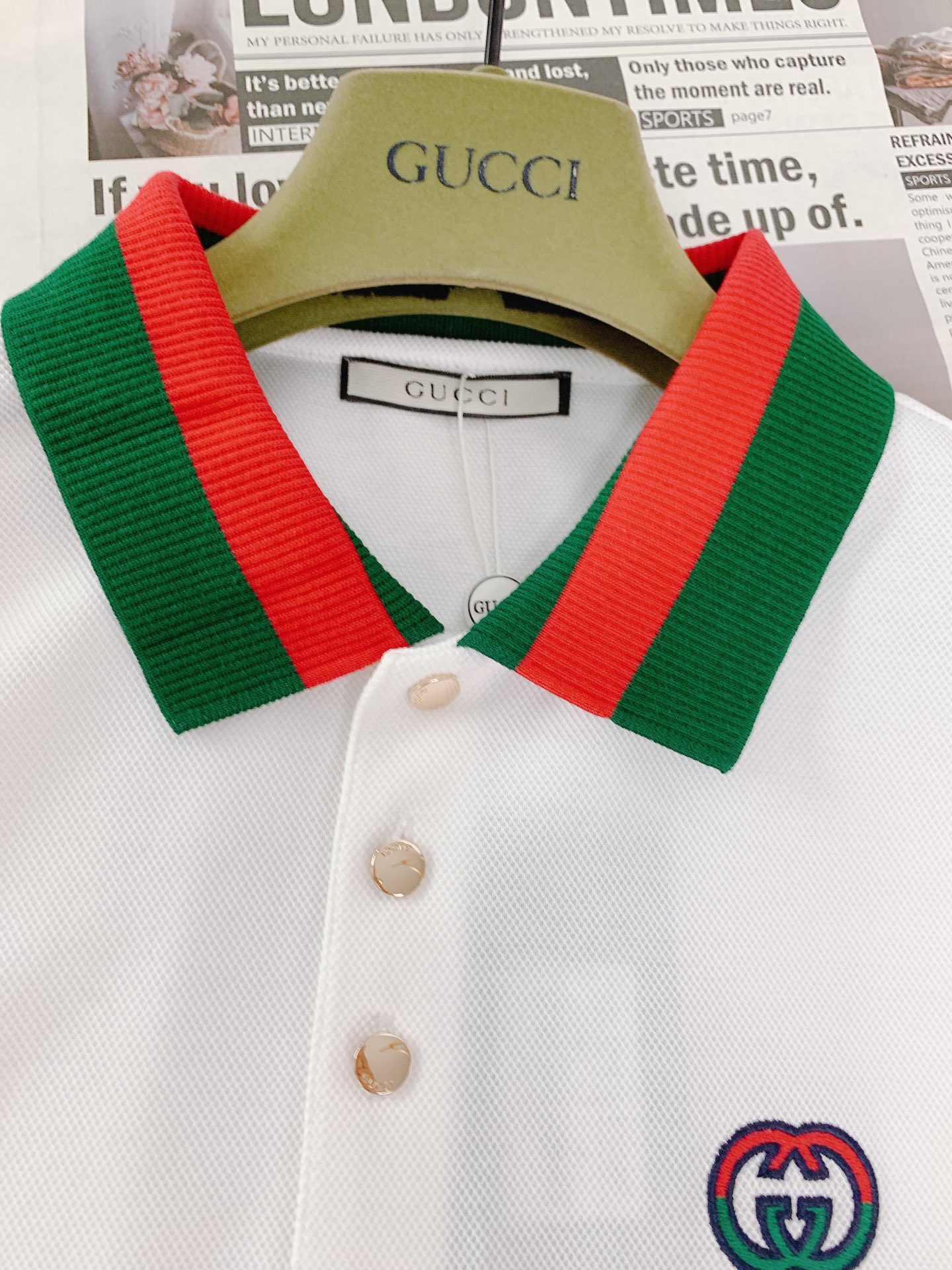 
Gucci 古驰 2025SS春夏新品 
休闲翻领短TEE。非常规面料裁剪缝制 , 甄选优质珠地网眼透
