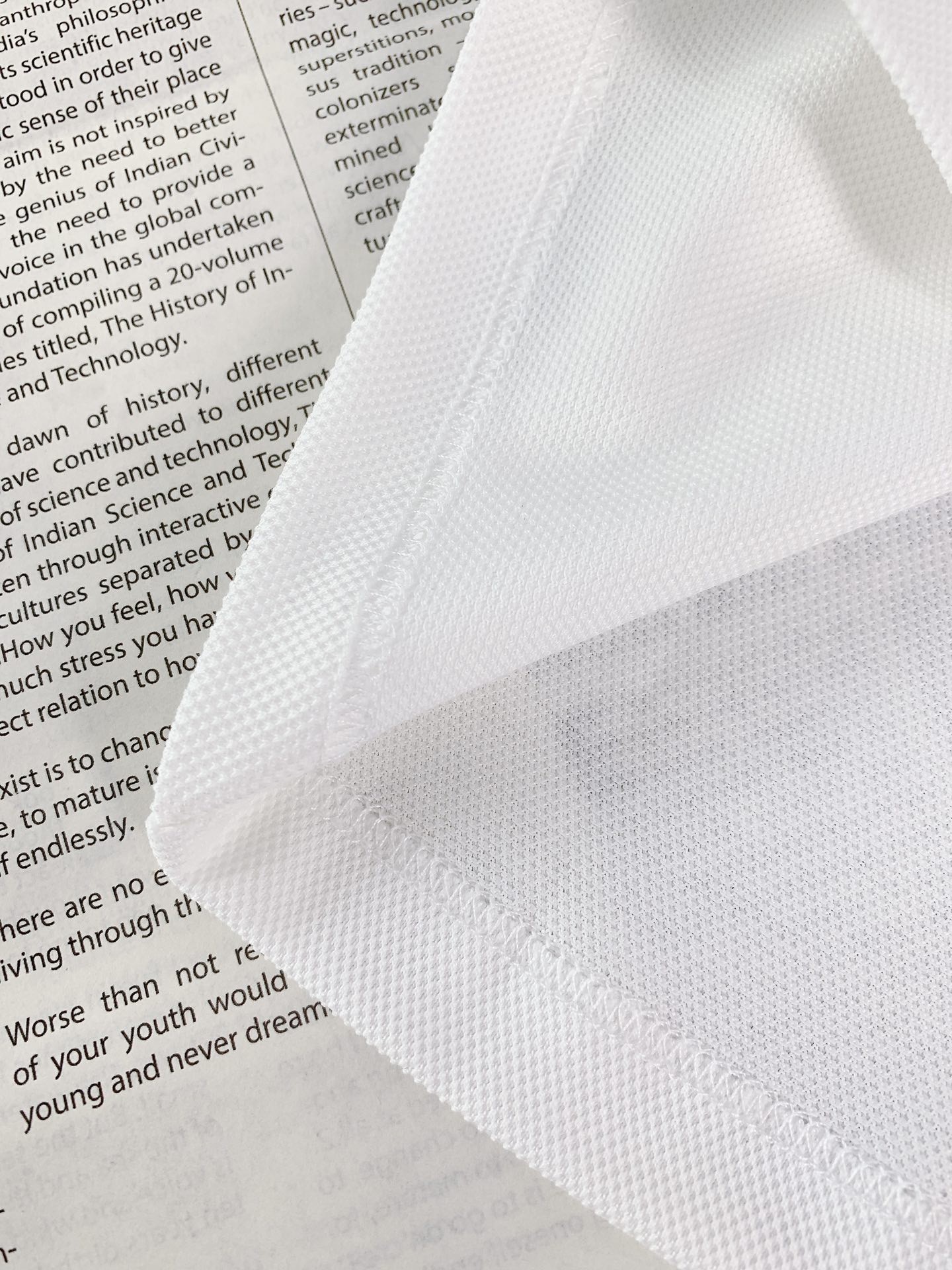 
Gucci 古驰 2025SS春夏新品 
休闲翻领短TEE。非常规面料裁剪缝制 , 甄选优质珠地网眼透