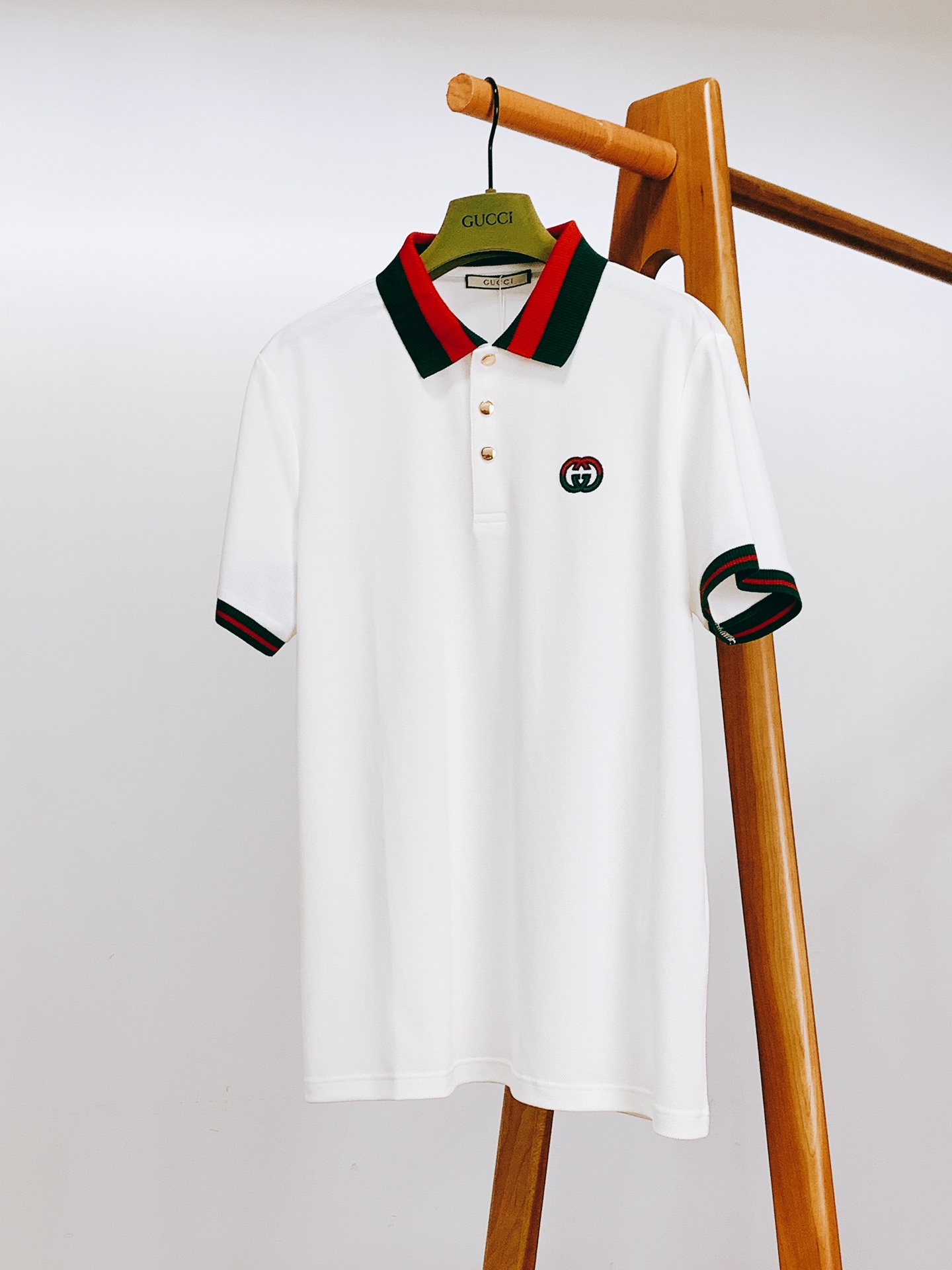 
Gucci 古驰 2025SS春夏新品 
休闲翻领短TEE。非常规面料裁剪缝制 , 甄选优质珠地网眼透
