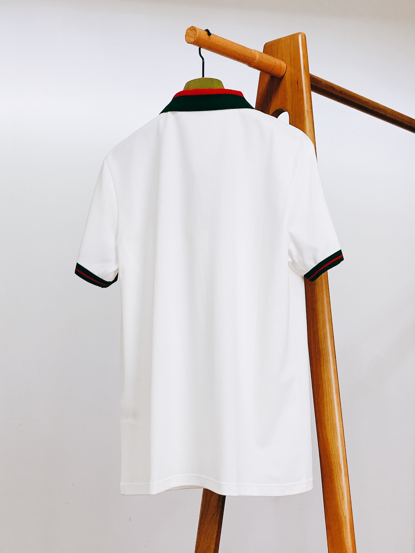
Gucci 古驰 2025SS春夏新品 
休闲翻领短TEE。非常规面料裁剪缝制 , 甄选优质珠地网眼透