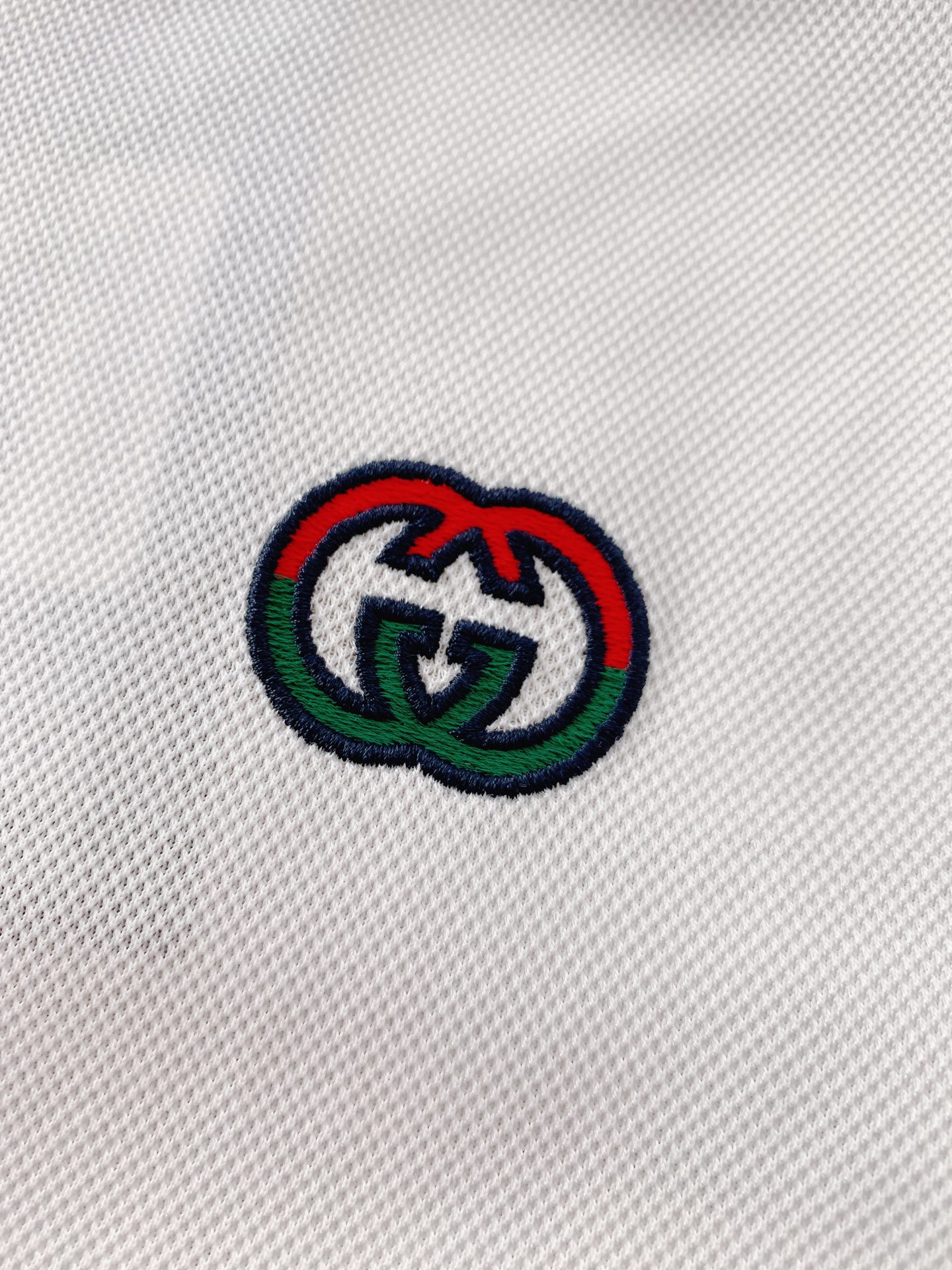 
Gucci 古驰 2025SS春夏新品 
休闲翻领短TEE。非常规面料裁剪缝制 , 甄选优质珠地网眼透