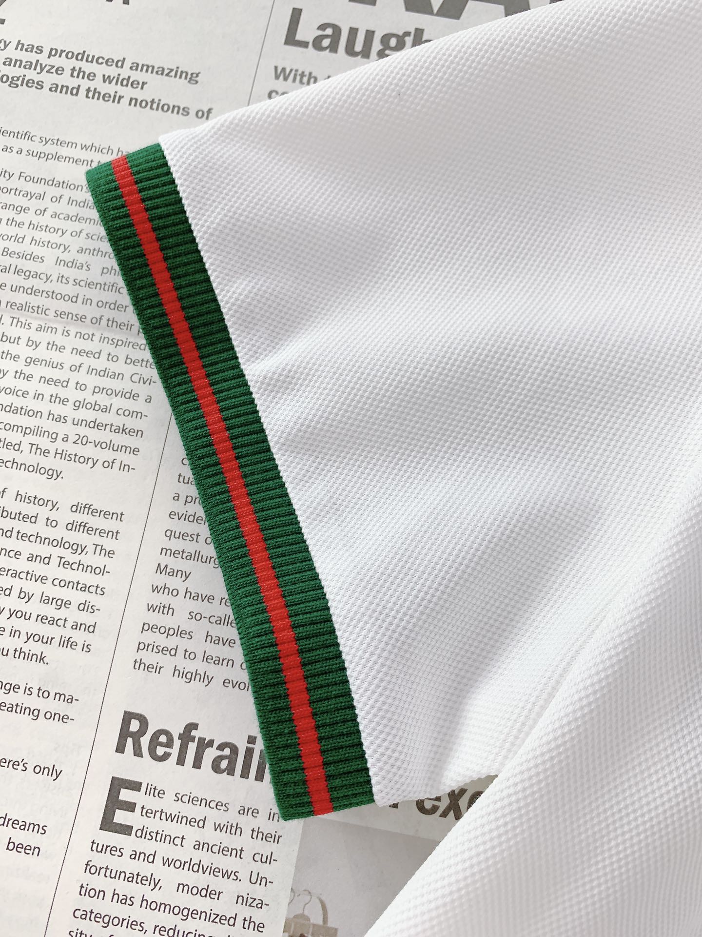 
Gucci 古驰 2025SS春夏新品 
休闲翻领短TEE。非常规面料裁剪缝制 , 甄选优质珠地网眼透