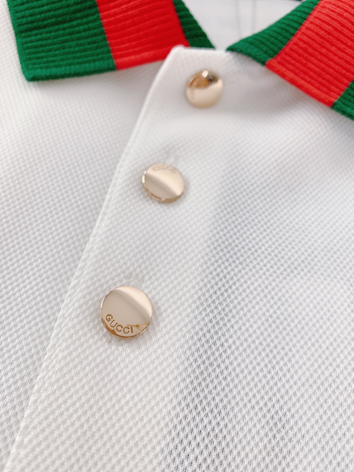 
Gucci 古驰 2025SS春夏新品 
休闲翻领短TEE。非常规面料裁剪缝制 , 甄选优质珠地网眼透