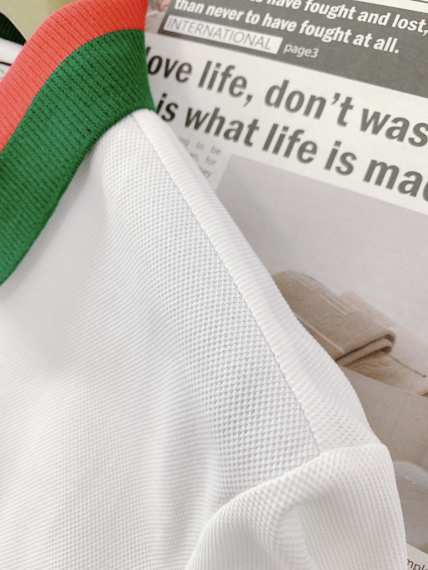 
Gucci 古驰 2025SS春夏新品 
休闲翻领短TEE。非常规面料裁剪缝制 , 甄选优质珠地网眼透