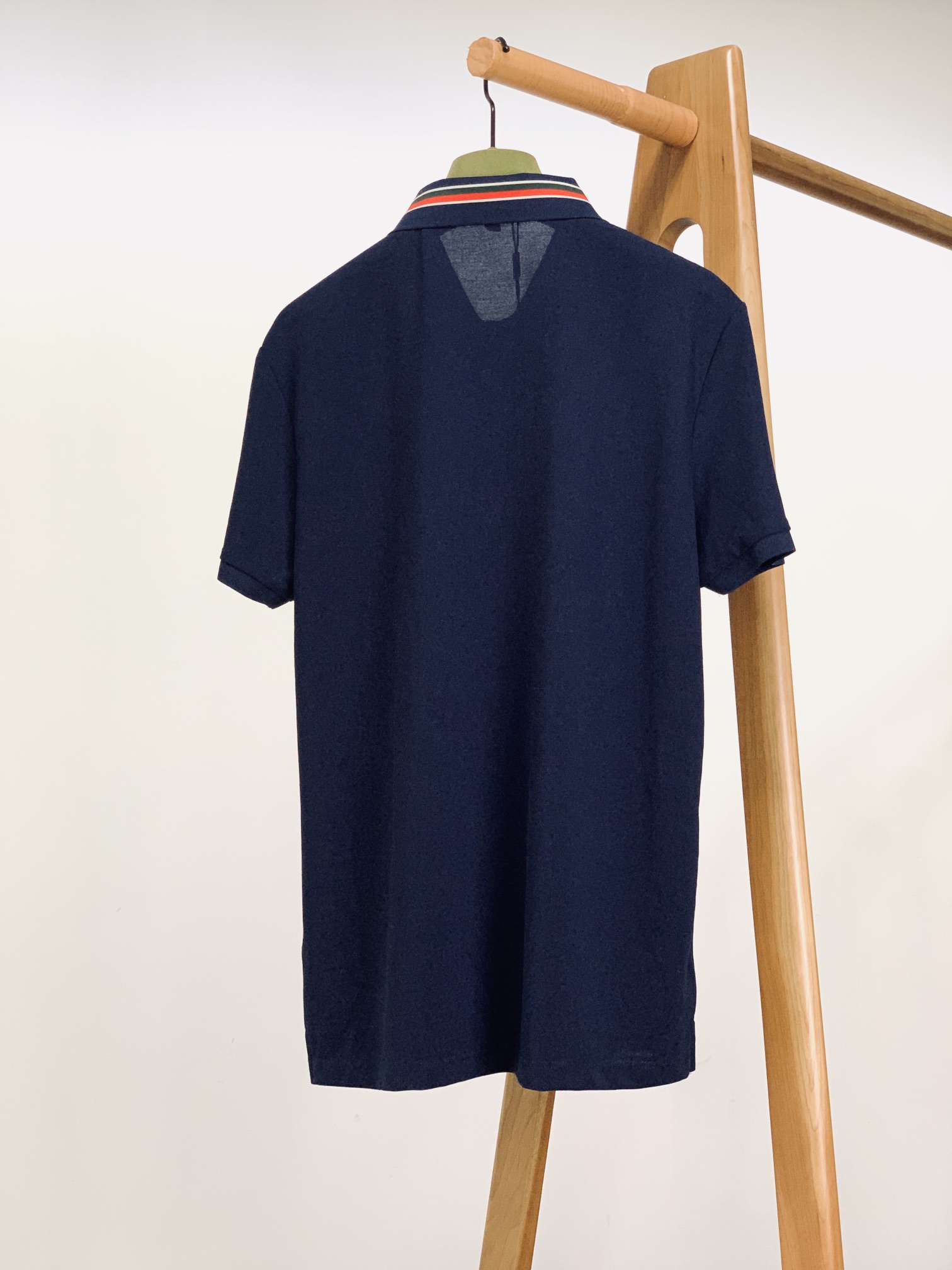 
Gucci 古驰 2025SS春夏新品 
休闲翻领短TEE。非常规面料裁剪缝制 , 甄选优质珠地网眼透