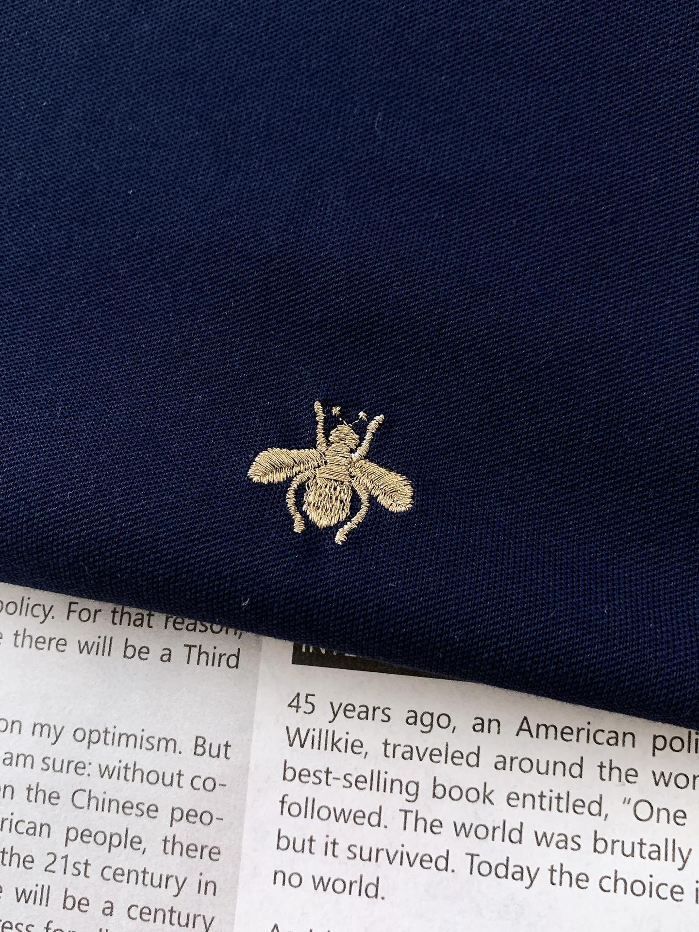 
Gucci 古驰 2025SS春夏新品 
休闲翻领短TEE。非常规面料裁剪缝制 , 甄选优质珠地网眼透
