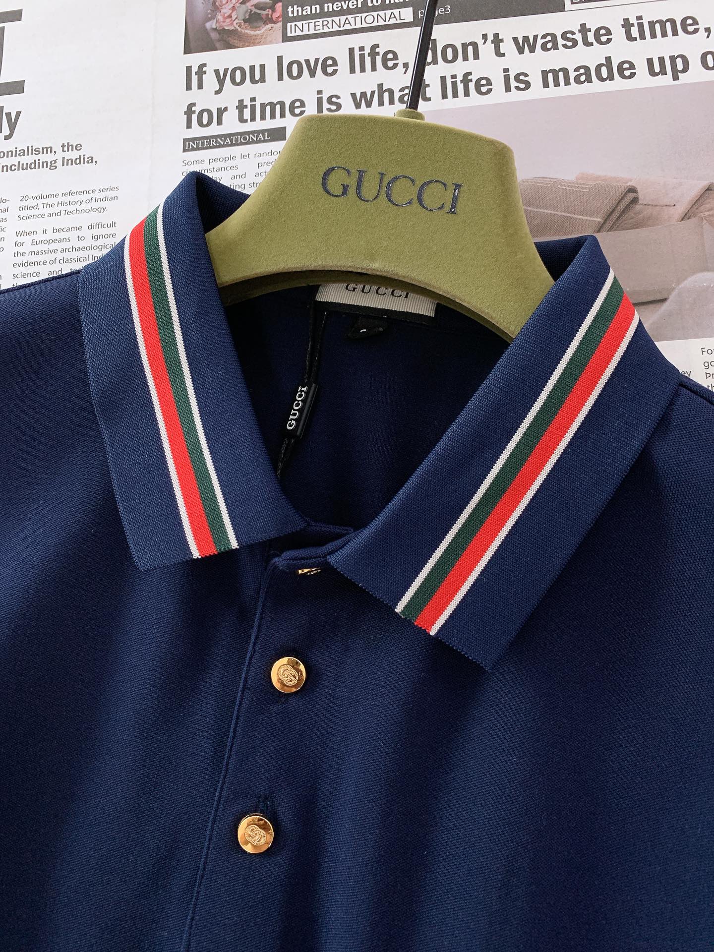 
Gucci 古驰 2025SS春夏新品 
休闲翻领短TEE。非常规面料裁剪缝制 , 甄选优质珠地网眼透