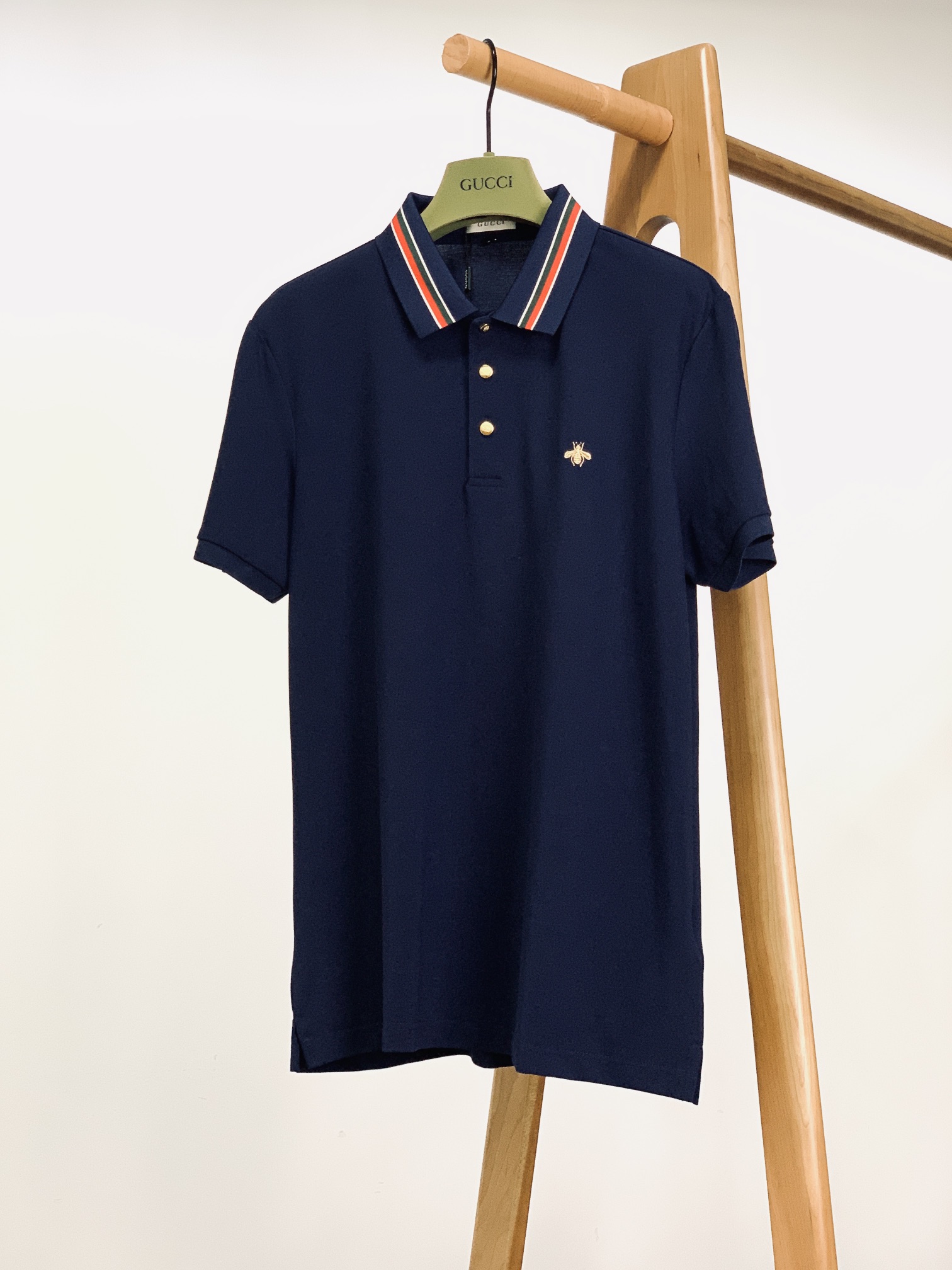 
Gucci 古驰 2025SS春夏新品 
休闲翻领短TEE。非常规面料裁剪缝制 , 甄选优质珠地网眼透