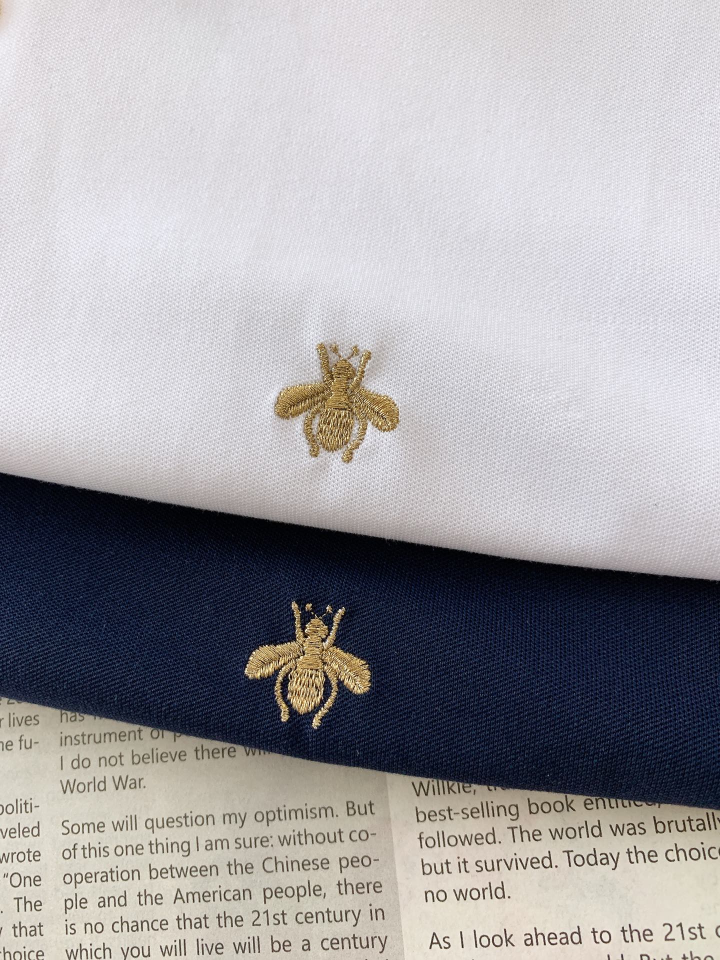 
Gucci 古驰 2025SS春夏新品 
休闲翻领短TEE。非常规面料裁剪缝制 , 甄选优质珠地网眼透