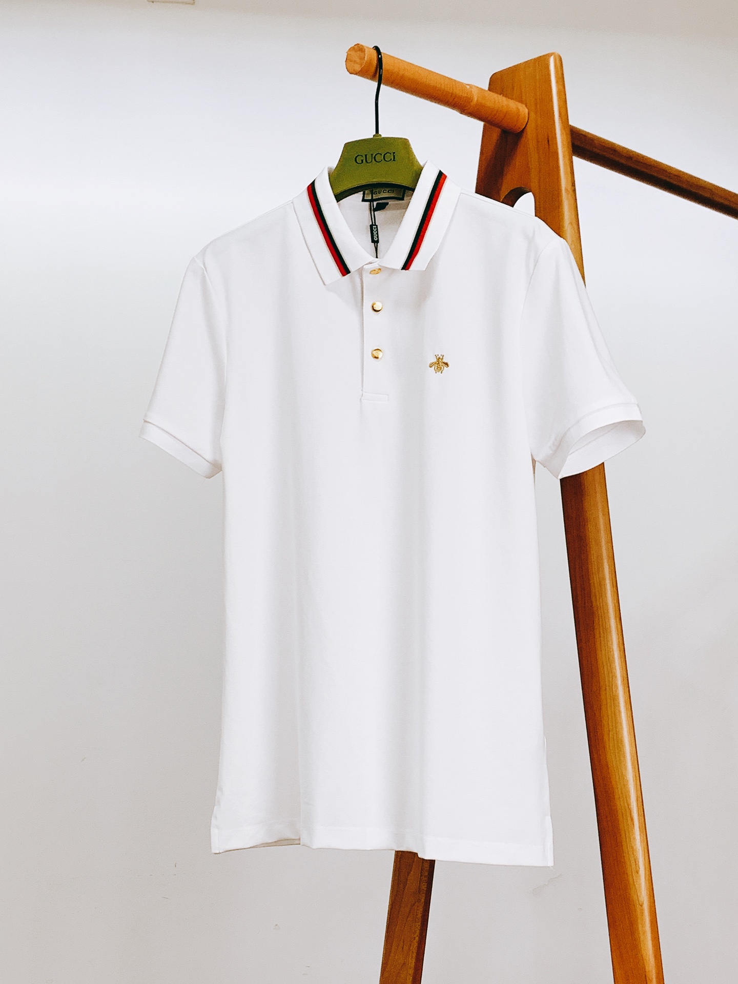 
Gucci 古驰 2025SS春夏新品 
休闲翻领短TEE。非常规面料裁剪缝制 , 甄选优质珠地网眼透
