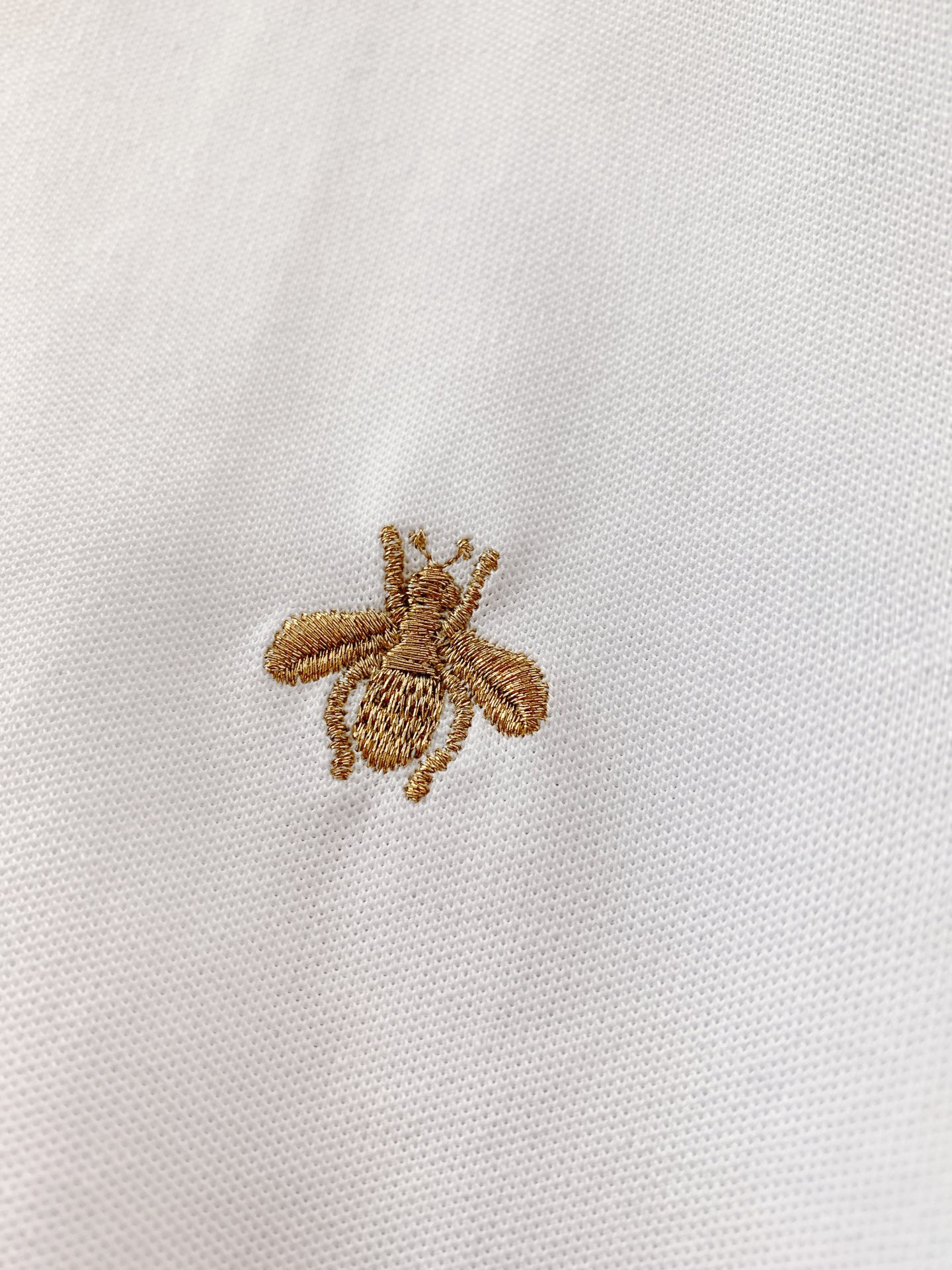 
Gucci 古驰 2025SS春夏新品 
休闲翻领短TEE。非常规面料裁剪缝制 , 甄选优质珠地网眼透