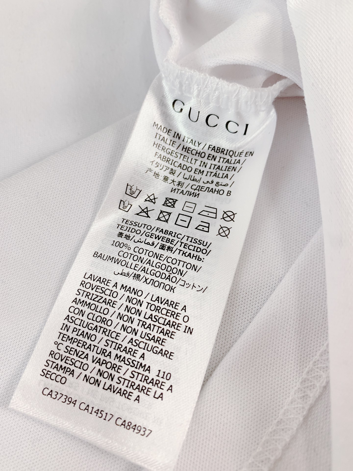 
Gucci 古驰 2025SS春夏新品 
休闲翻领短TEE。非常规面料裁剪缝制 , 甄选优质珠地网眼透