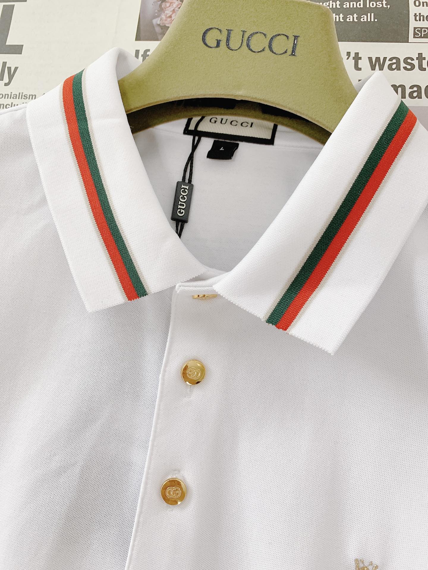 
Gucci 古驰 2025SS春夏新品 
休闲翻领短TEE。非常规面料裁剪缝制 , 甄选优质珠地网眼透
