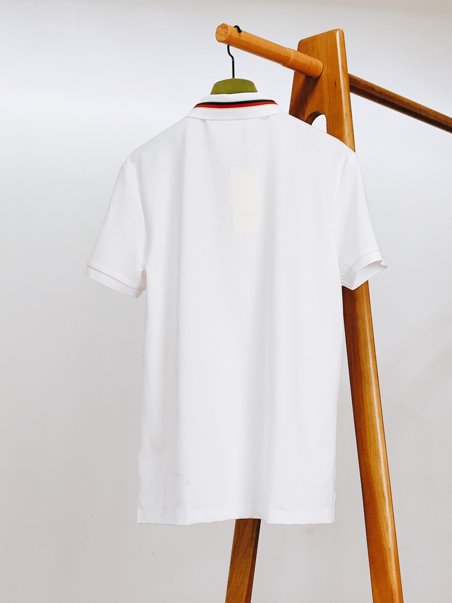 
Gucci 古驰 2025SS春夏新品 
休闲翻领短TEE。非常规面料裁剪缝制 , 甄选优质珠地网眼透