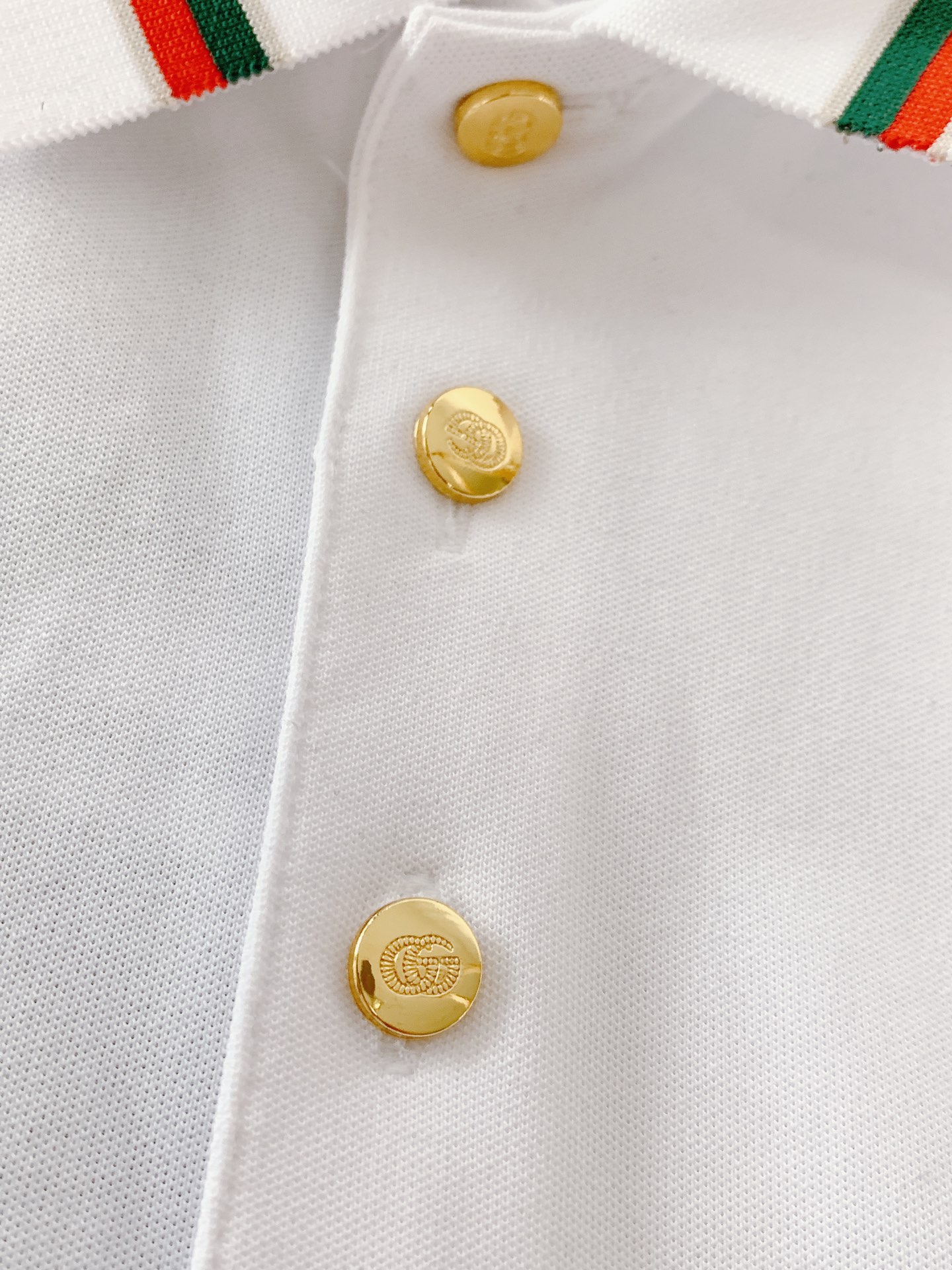 
Gucci 古驰 2025SS春夏新品 
休闲翻领短TEE。非常规面料裁剪缝制 , 甄选优质珠地网眼透