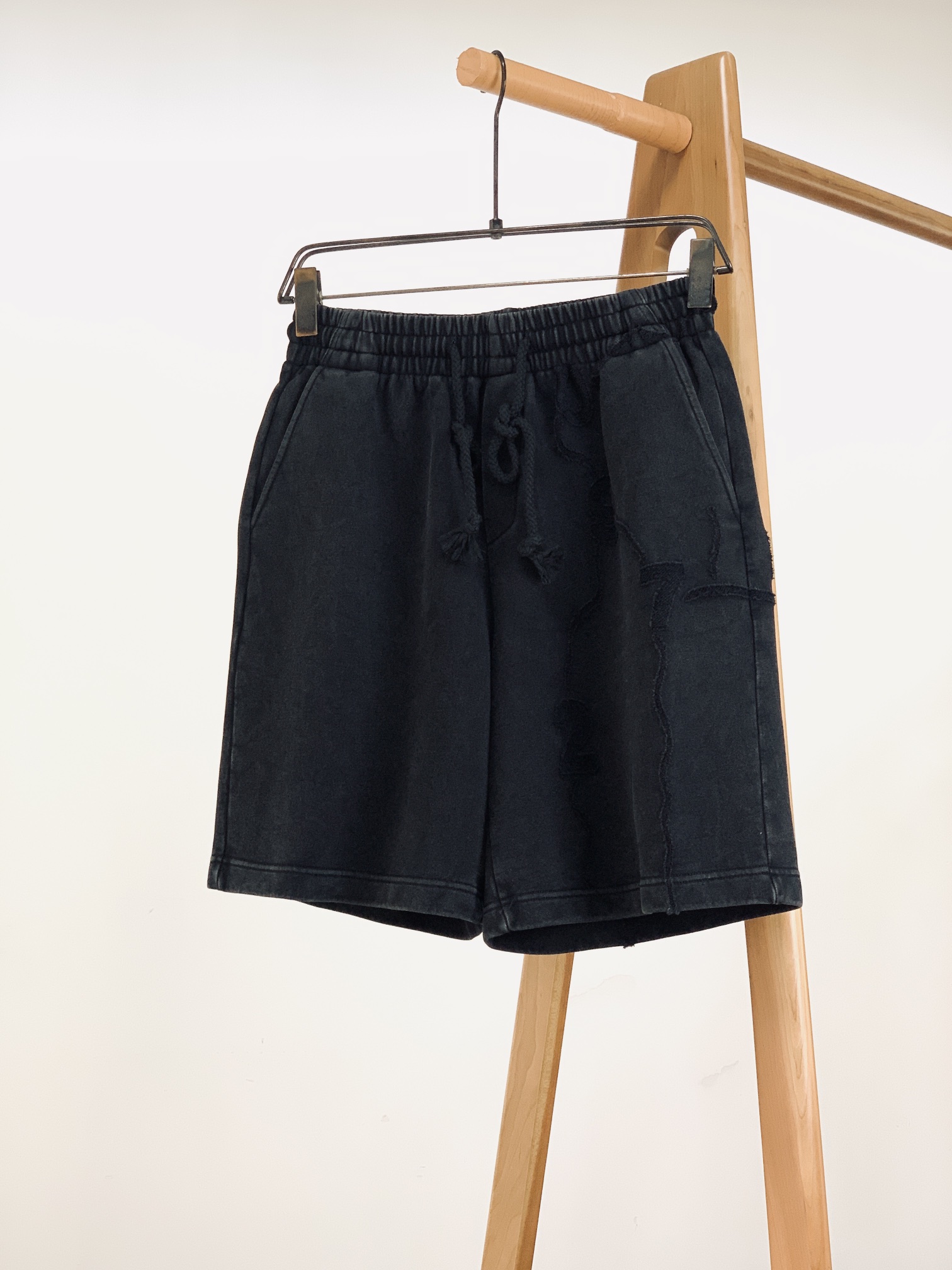 
Maison Margiela MM6 马丁马吉拉2025SS春夏新品 
复古烧花工艺休闲短裤🩳
时尚