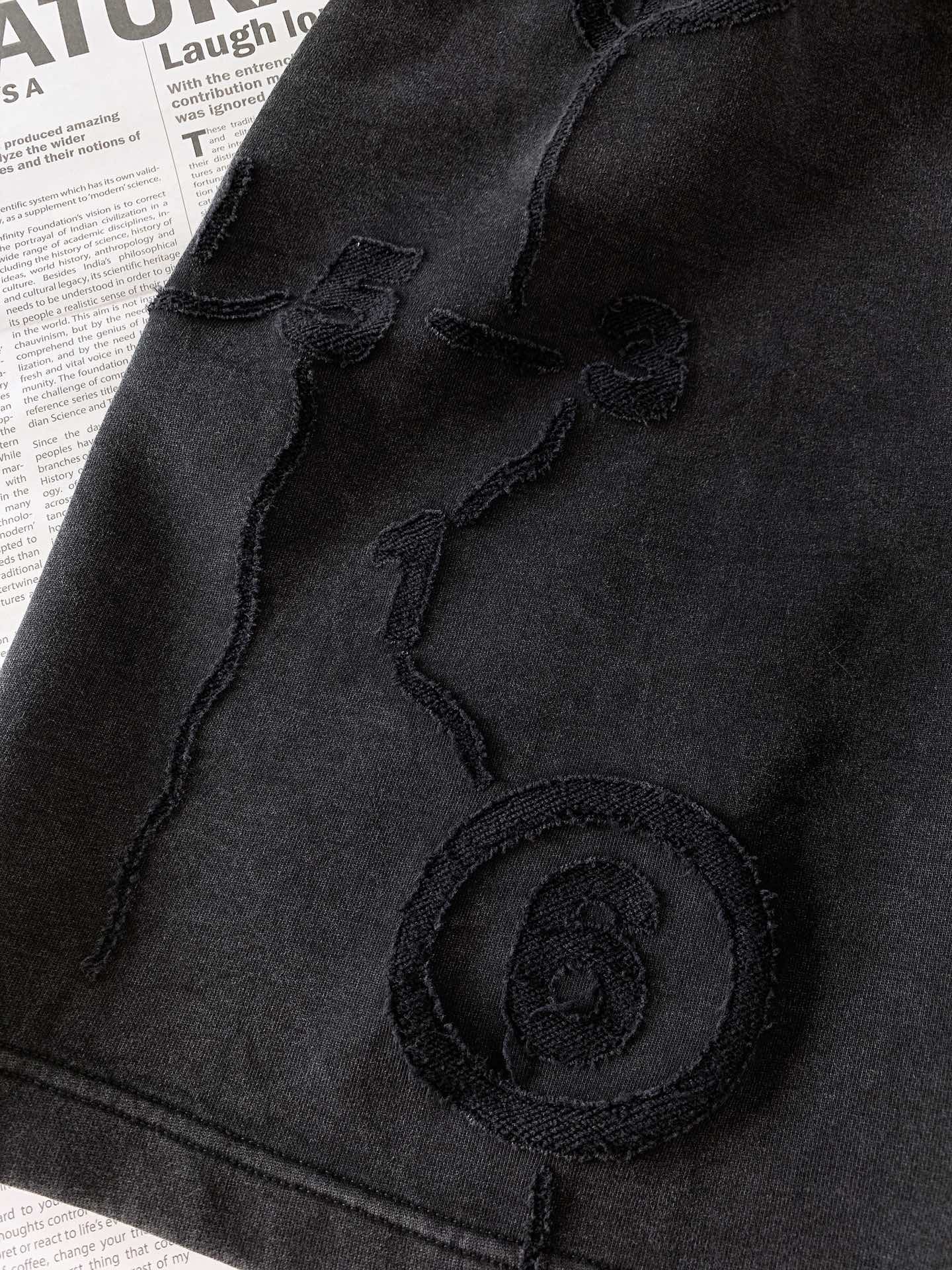 
Maison Margiela MM6 马丁马吉拉2025SS春夏新品 
复古烧花工艺休闲短裤🩳
时尚