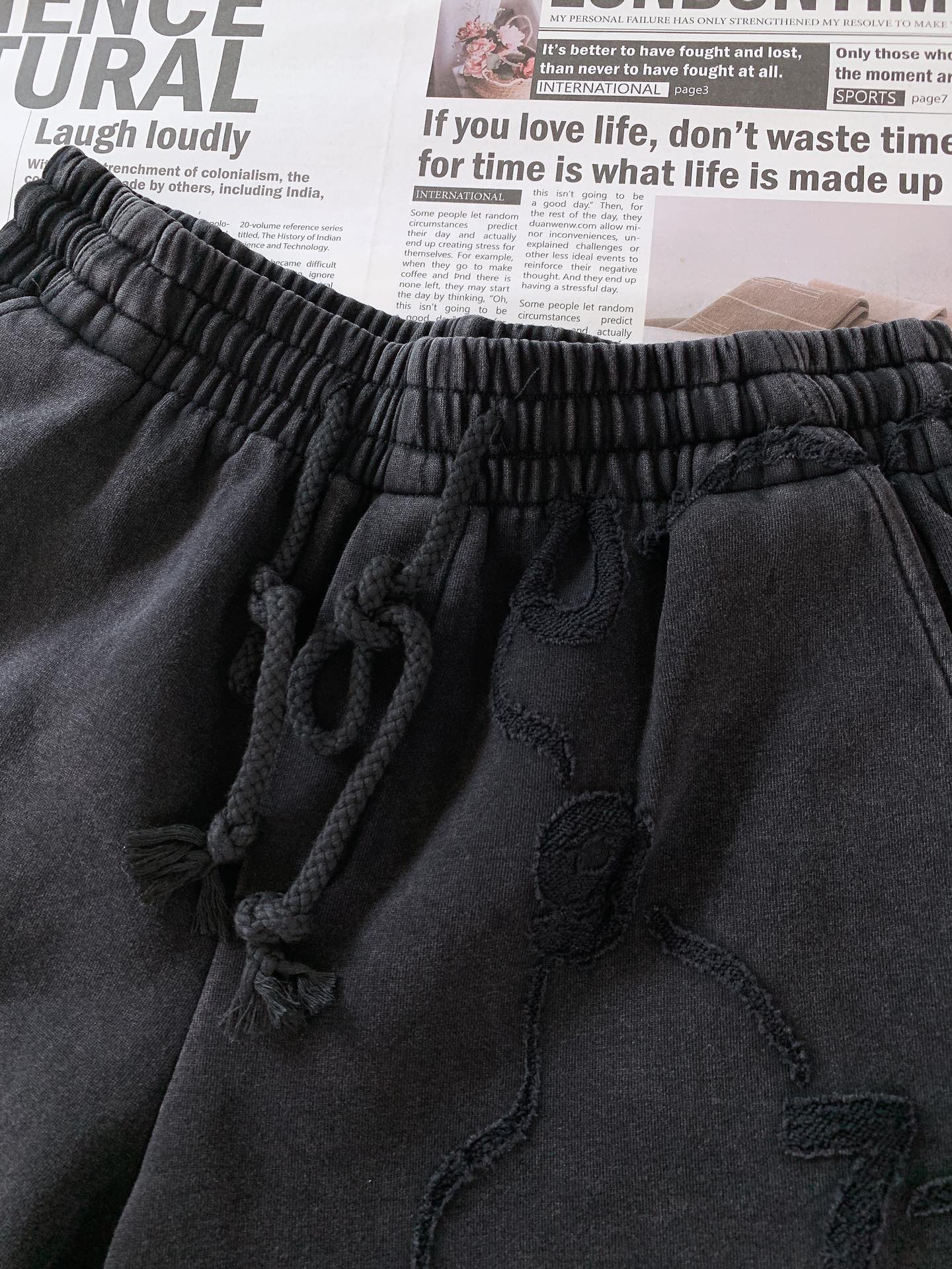 
Maison Margiela MM6 马丁马吉拉2025SS春夏新品 
复古烧花工艺休闲短裤🩳
时尚
