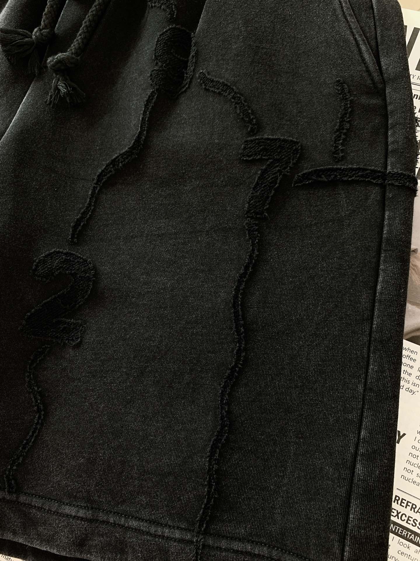 
Maison Margiela MM6 马丁马吉拉2025SS春夏新品 
复古烧花工艺休闲短裤🩳
时尚