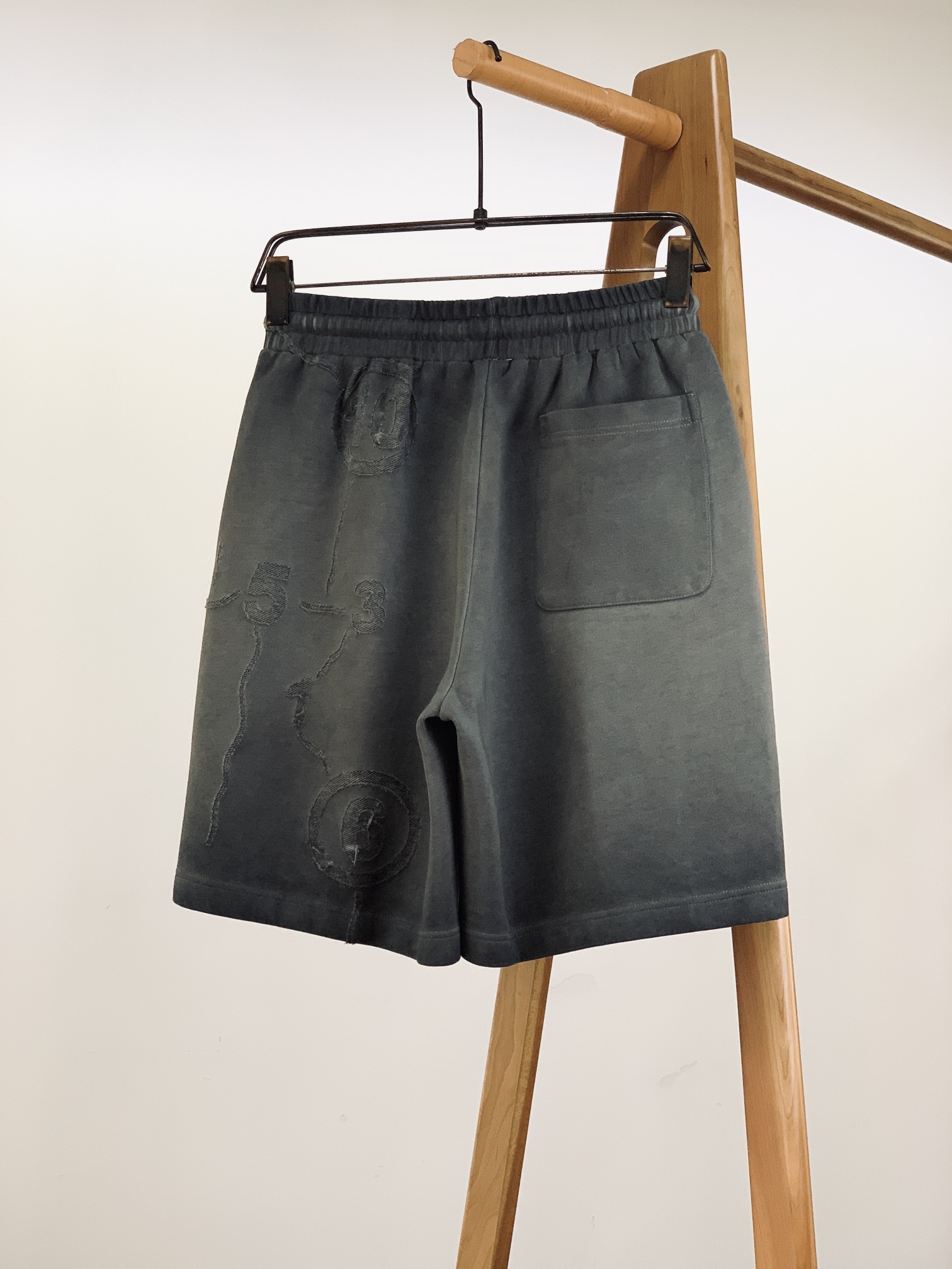 
Maison Margiela MM6 马丁马吉拉2025SS春夏新品 
复古烧花工艺休闲短裤🩳
时尚