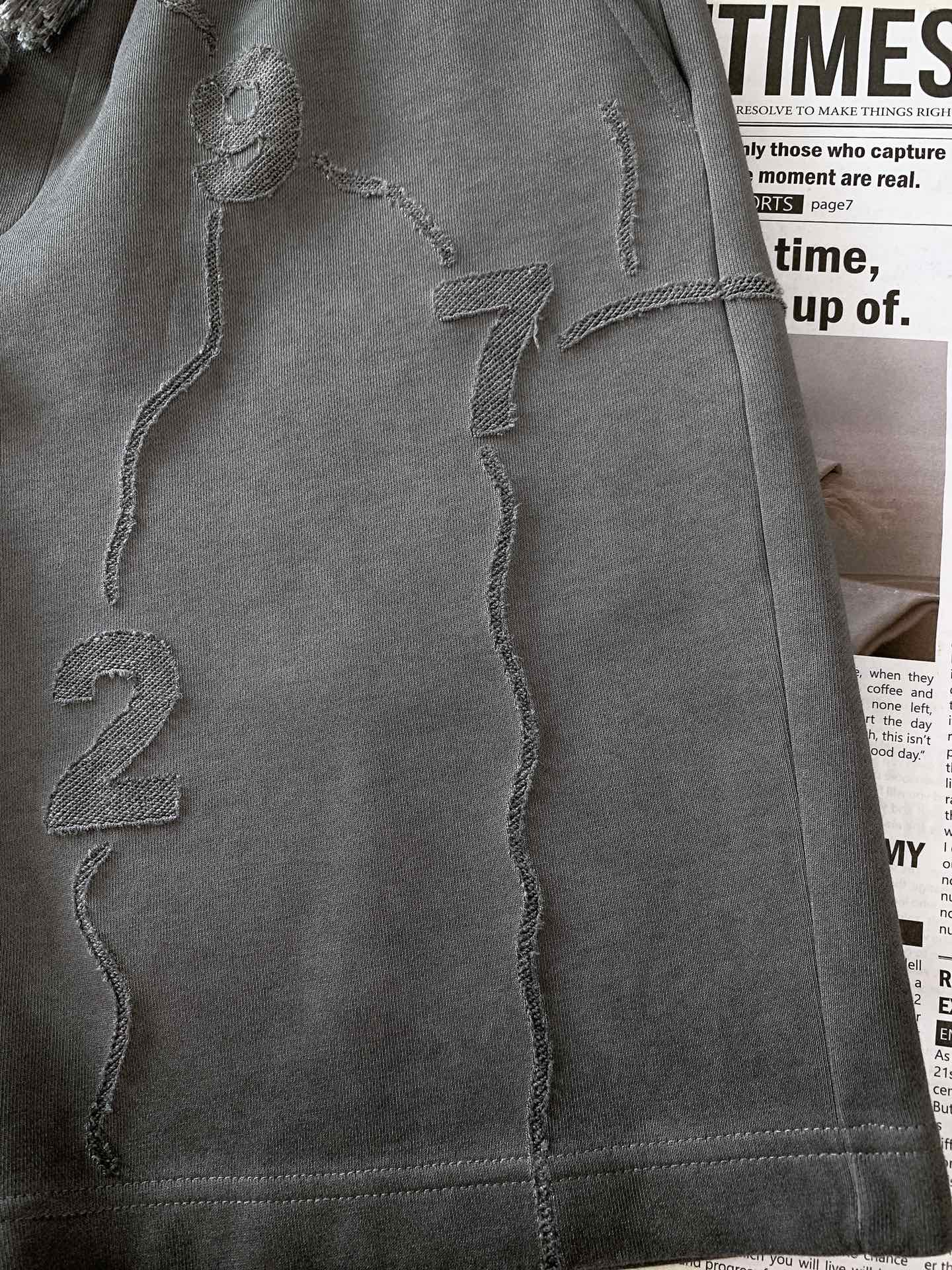 
Maison Margiela MM6 马丁马吉拉2025SS春夏新品 
复古烧花工艺休闲短裤🩳
时尚