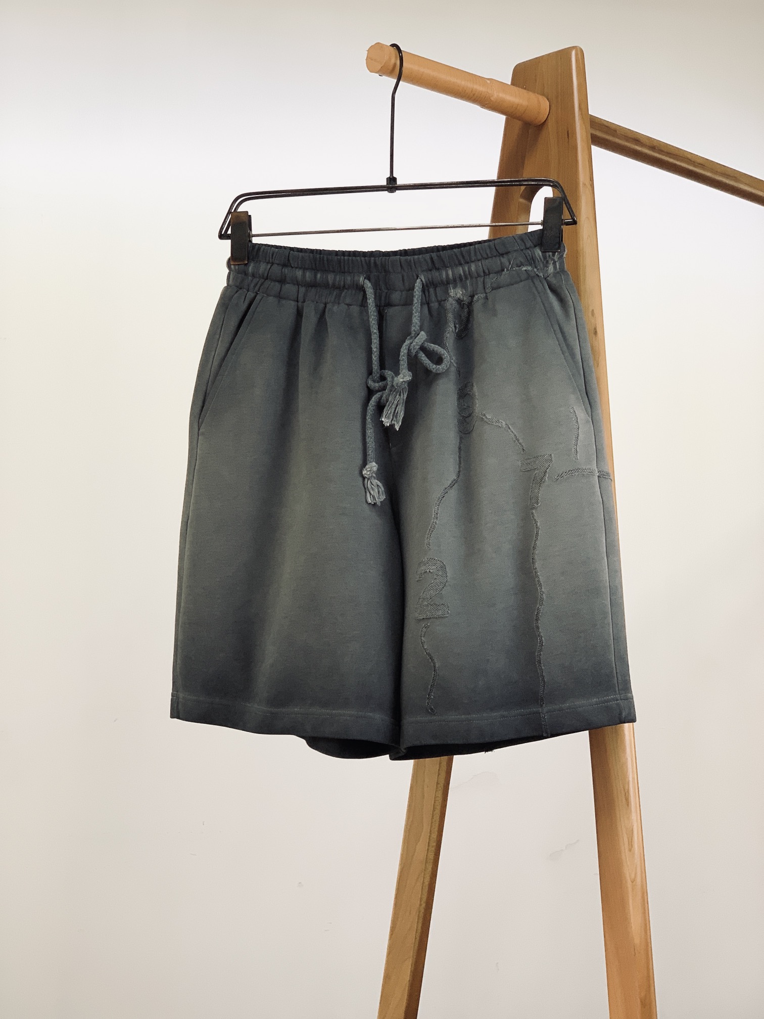 
Maison Margiela MM6 马丁马吉拉2025SS春夏新品 
复古烧花工艺休闲短裤🩳
时尚