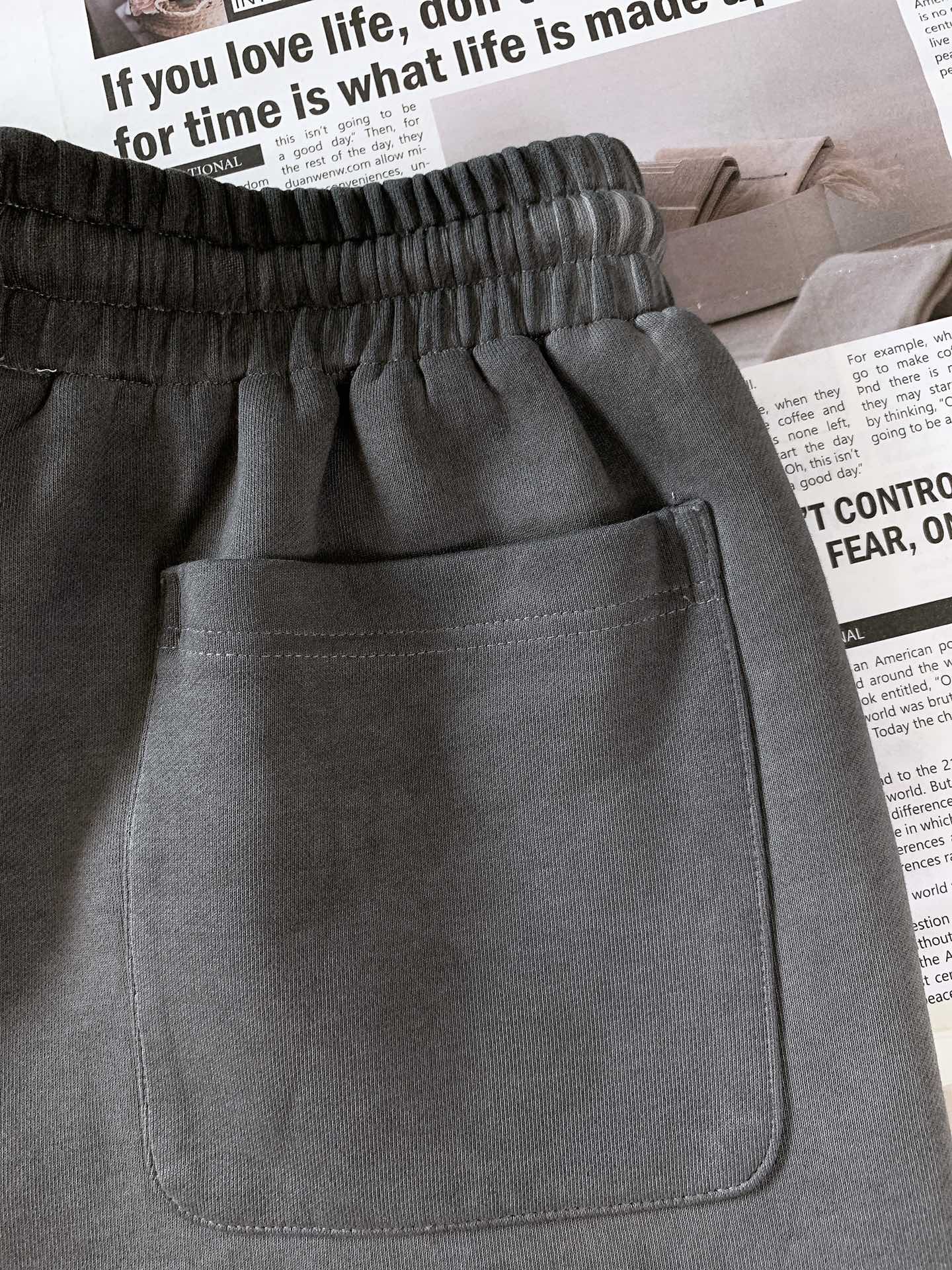 
Maison Margiela MM6 马丁马吉拉2025SS春夏新品 
复古烧花工艺休闲短裤🩳
时尚