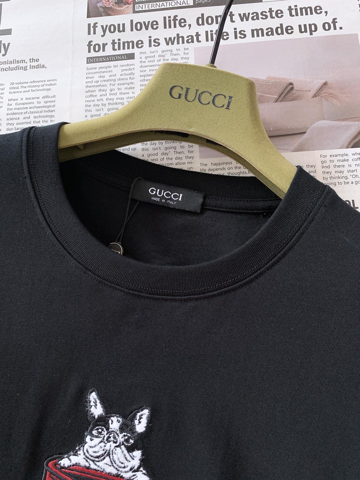 
Gucci 古驰 2025SS春夏新品 
萌趣元素T恤。这款T恤其设计独具匠心，将品牌的奢华质感与萌趣