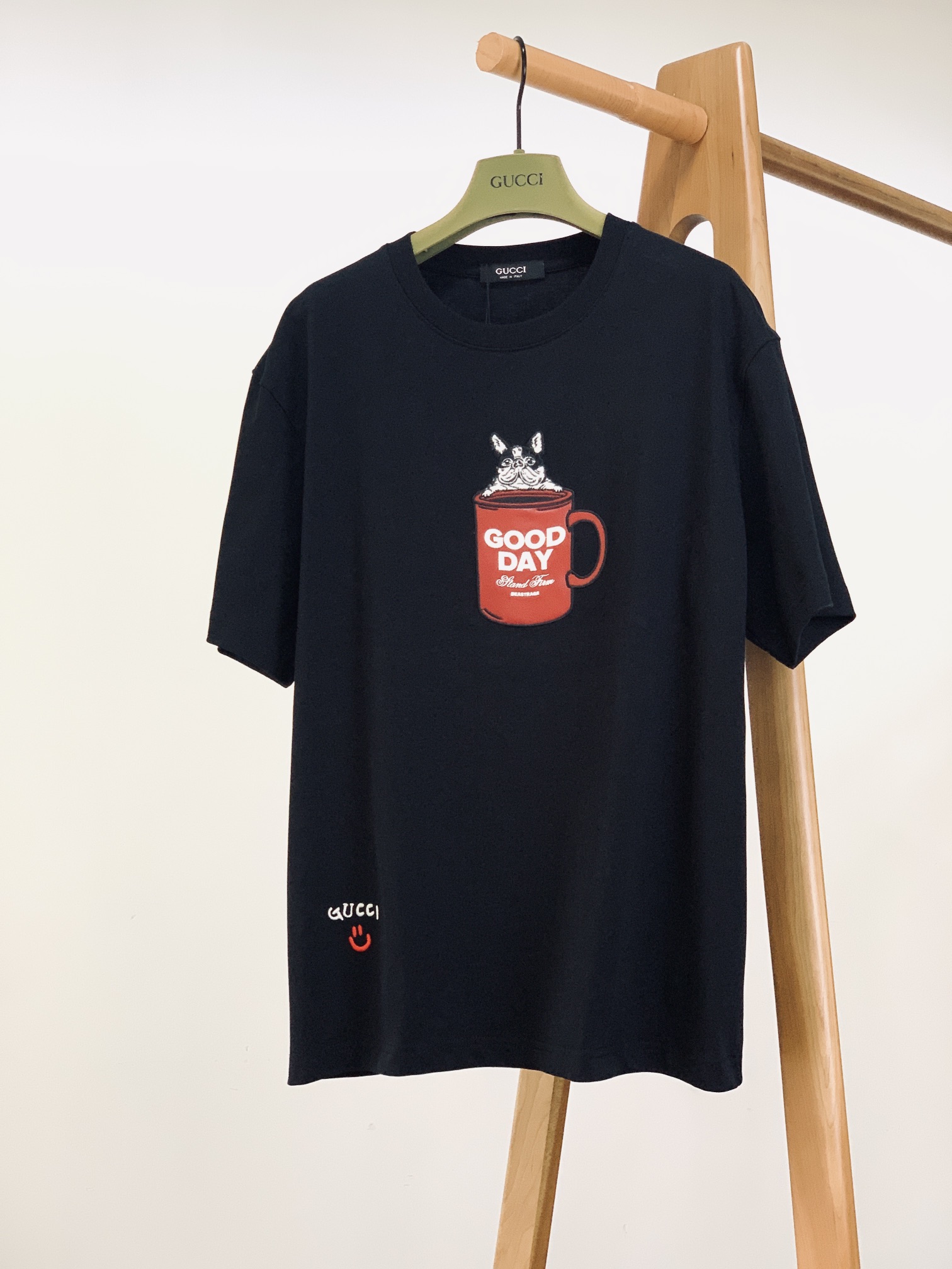 
Gucci 古驰 2025SS春夏新品 
萌趣元素T恤。这款T恤其设计独具匠心，将品牌的奢华质感与萌趣