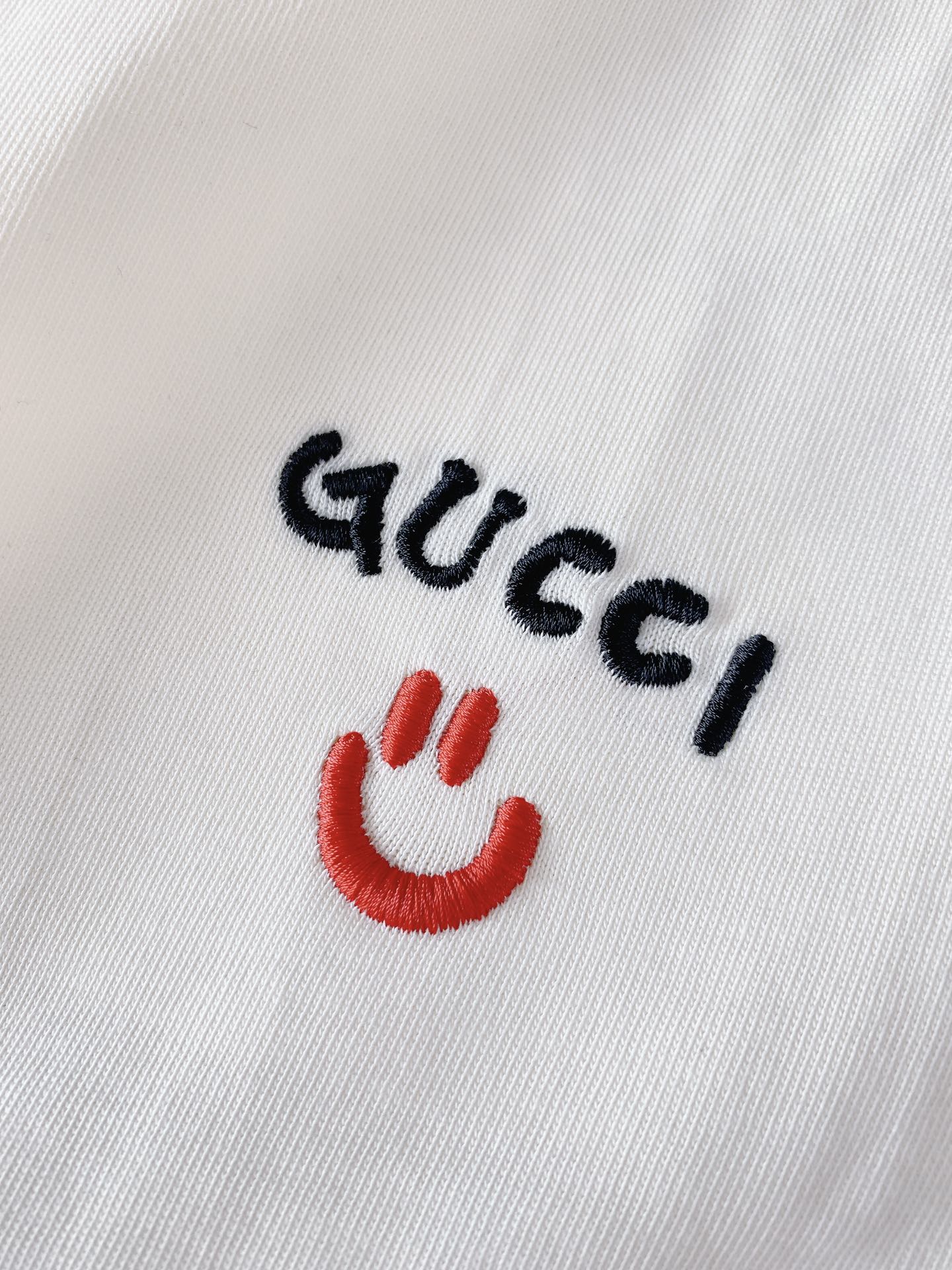 
Gucci 古驰 2025SS春夏新品 
萌趣元素T恤。这款T恤其设计独具匠心，将品牌的奢华质感与萌趣