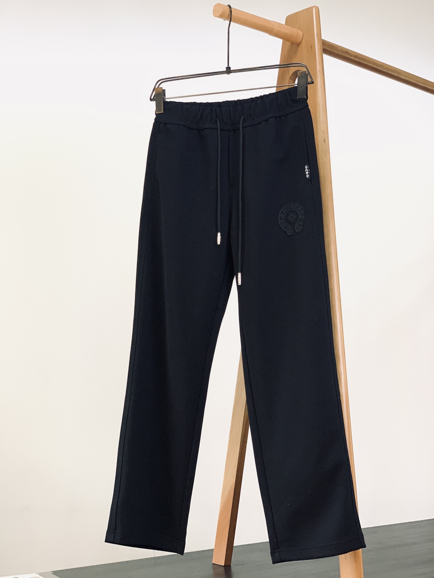 
Chrome Hearts 克罗心 2025SS春夏新品
高街休闲裤，一款只需要一眼就能爱上的超高颜值