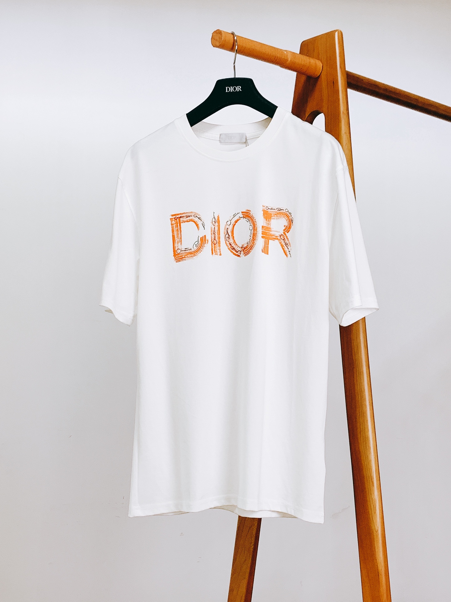 NO:459031,Dior Homme 2025SS Spring and Summer New Product Letter Printed Logo T-shirt. This T-shirt has a high-end feel and is easy to adapt to various styles of dressing. Whether it is casual or fashionable party, it can make you the focus. The most eye-catching thing is the letter printing logo on the chest. The digital positioning printing technology gives the letter a unique texture, simple and fashionable style, classic and recognizable. The fabric is made of high-quality mercerized cotton, skin-friendly and breathable, comfortable and comfortable to wear, and at the same time ensures the durability and drape of the clothes. The simple style modifies the body, which not only shows casualness, leisure and leisure, but also elegant and atmospheric. …………………………………………………………………………………………………………………………………………………………………………………………………………………………………………………………………………………………………………………………………………………………………………………………………………………………………………………………………………………………………………………………………………………………………………………………………………………………………………………………………………………………………………………………………………………………………………………………………………………………………………………………………………………………………………19860909Dior Homme 迪奥·桀傲 2025SS春夏新品 字母印花标识T恤.此款T恤自带高级感,轻松适配各种穿搭风格,无论是休闲出街还是时尚聚会,都能让你成为焦点. 最为吸睛的当属胸前的字母印花标识.数码定位印花工艺赋予字母独特的质感,简约中不失时尚格调,经典又具辨识度. 面料选用高品质丝光棉质,亲肤透气,穿着舒适自在,同时保证了衣物的耐用性与垂坠感.简约版型,修饰身形,既展现休闲随性,又不失优雅大气. …………………………………………………… SizeM-3XL,,dior,dior,tees，t-shirt,alexander wang,Men's clothing