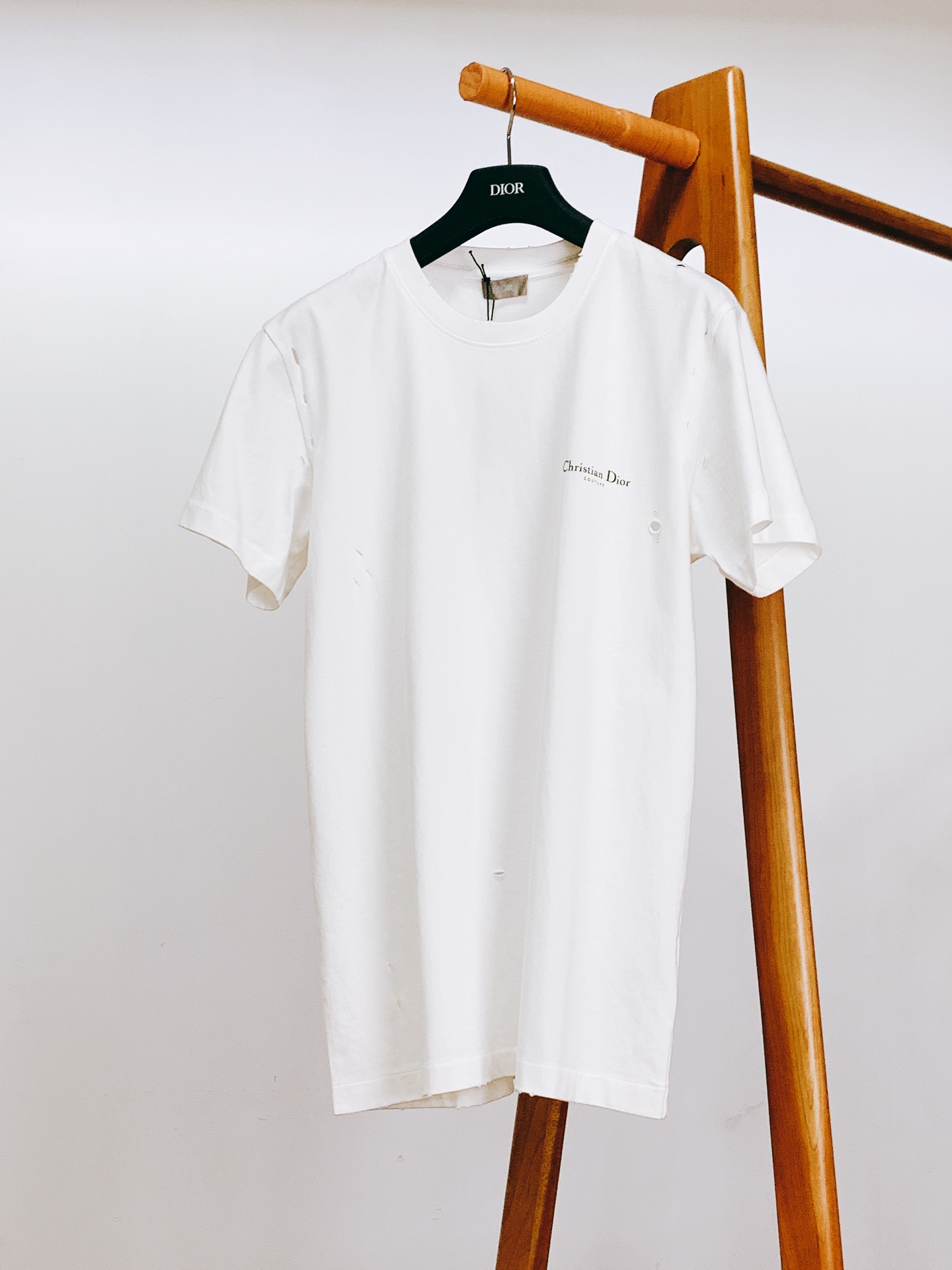 NO:483851,Dior Homme 2025SS Spring and Summer New Product Lily of the Valley Letter Print T-shirt. It is carefully crafted with antique cotton jersey fabric. The fabric texture is flat and clear, and the feel is crisp and stylish. The most eye-catching thing is the Christian Dior Couty print on the back, embellished with lily of the valley flowers, paying tribute to Mr. Dior's love for flowers. It uses silk screen printing flocking technology, and the large body washing and shaving process of clothes. The loose OS version shows casualness and leisure, but also elegant and elegant. The same style for men and women, two colors are available. Size 69.5 bust 100 shoulder width 43.5 sleeve length 16 M size clothes 71.5 bust 104 shoulder width 45 sleeve length 17 L size clothes 73.5 bust 108 shoulder width 46.5  Sleeve length 18 XL size clothes 75.5 bust 112 shoulder width 48 sleeve length 19 ………………………………………………………………………………………………………………………………………………………………………………………………………………………………………………………………………………………………………………………………………………………………………………………………………………………………………………………………………………………………………………………………………………………………………………………………………………………………………………………………………………………………………………………………………………………………………………………………………………………………………………………………………………………………………………………………………………………………………………………………………………………………………………………………………………………………………………………………………………………………………………………………………………………………………………………………………………………………………………………19860909Dior Homme 迪奥·桀傲 2025SS春夏新品 铃兰花字母印花T恤.采用仿旧效果棉质平纹针织面料精心制作,面料纹路平整清晰,手感挺括有型.最为吸睛的当属背面饰以Christian Dior Couty印花,点缀以铃兰花朵,向Dior先生对花朵的热爱致敬,采用丝网印花植绒工艺,衣服大身洗水做破工艺,OS宽松版型,既展现休闲随性,又不失优雅大气.男女同款,两色可选 S码衣长69.5 胸围100 肩宽43.5 袖长16 M码衣长71.5 胸围104 肩宽45 袖长17 L码衣长73.5 胸围108 肩宽46.5 袖长18 XL码衣长75.5 胸围112 肩宽48 袖长19 …………………………………………………… SizeS-XL,,dior,dior,tees，t-shirt,alexander wang,Men's clothing