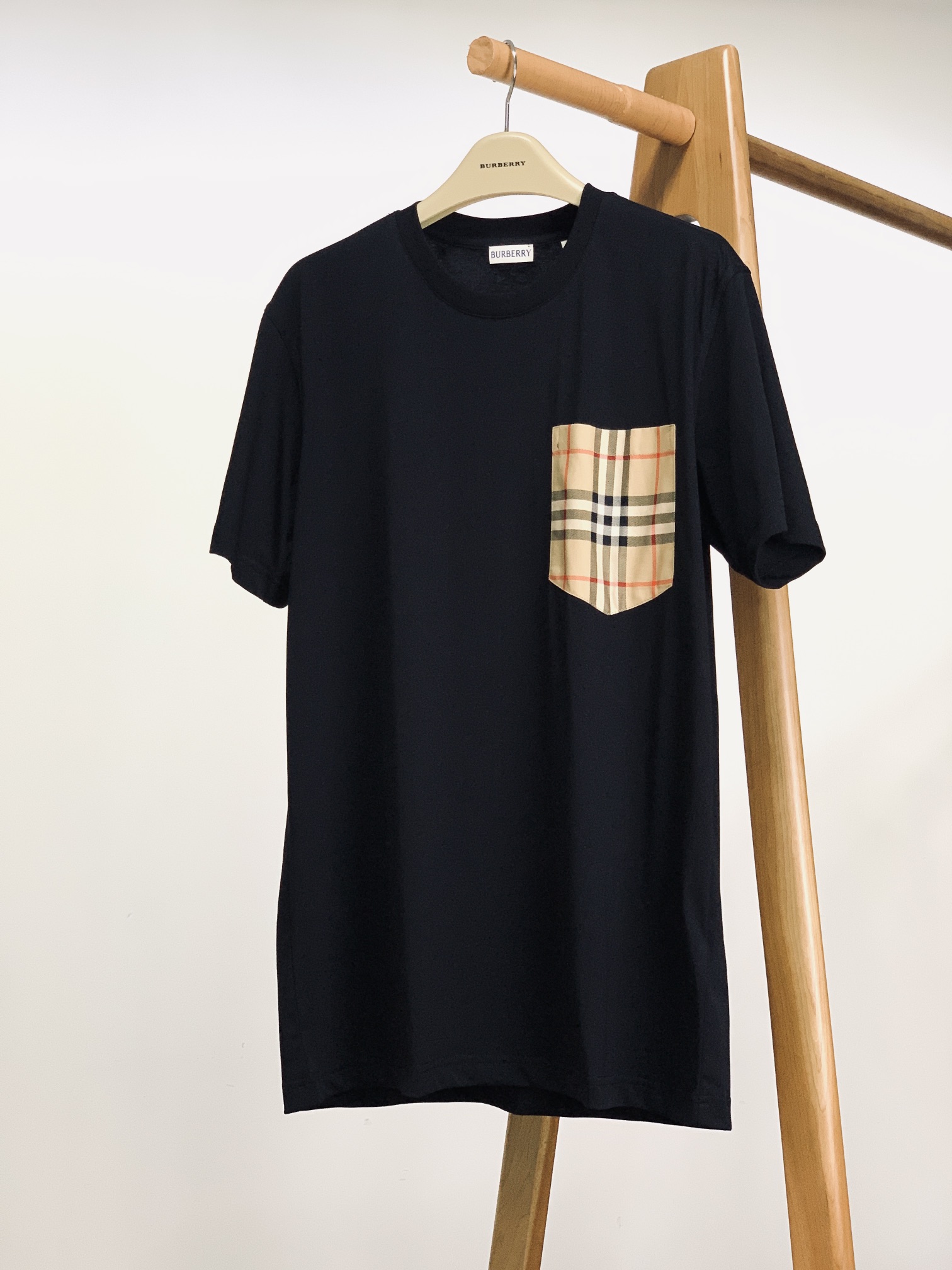 NO:483857,The Burberry Vintage plaid pocket short-sleeved T-shirt is made of plain cotton fabric, and the Vintage plaid is equipped with a branded collection in the pocket. The visual effect is particularly eye-catching. The overall loose style is more youthful and sporty, highlighting the fashionable feeling of the modern city. The upper body is elegant and brilliant, with excellent results, and the combination is even more worry-free and effort-saving. Whether it is leisure sports or high street travel, you can easily control it!  !  The overall texture of pure cotton high-cost fabric is extremely comfortable and has excellent skin-friendly effect. In terms of OS style, it is also a perfect outfit, perfectly meeting the needs of various outfit occasions. It is extremely extraordinary, and its grade and charm are extremely outstanding and eye-catching, which can better demonstrate the brand specifications and your pursuit of fashion!  !  S-cloth 72 bust 102 shoulder width 45.5 sleeve length 21 M-cloth 74 bust 106 shoulder width 47 sleeve length 22 L-cloth 76 bust 110 shoulder width 48.5 sleeve length 23 XL-cloth 78 bust 114 shoulder width 50 sleeve length 24 ……………………………………………………………………………………………………………………………………………………………………………………………………………………………………………………………………………………………………………………………………………………………………………………………………………………………………………………………………………………………………………………………………………………………………………………………………………………………………………………………………………………………………………………………………………………………………………………………………………………………………………………………………………………………………………………………………………………………………………………………………………………………………………………………………………………………………………………………………………19860909Burberry 巴宝莉 Vintage 格纹口袋短袖T恤 采用平纹棉质面料制成,口袋处装牌典藏 Vintage 格纹.在视觉效果上格纹标志性就显的特别夺眼,整体宽松的版型配置,更具青春运动风格,凸显现代都市的时尚感,上身大气出彩,效果极佳,搭配更是省心省力,无论是休闲运动还是高街出行,都能轻松驾驭！！ 纯棉的高支数面料整体的触感极为舒适,亲肤效果也是极佳.且OS版型方面也是完美穿搭效果,完美的符合各种穿搭场合的所需.极为非凡,档次与魅力更是极为的出色亮眼,更能够彰显品牌规格与你对于时尚的追求！！ S衣长72 胸围102 肩宽45.5 袖长21 M衣长74 胸围106 肩宽47 袖长22 L衣长76 胸围110 肩宽48.5 袖长23 XL衣长78 胸围114 肩宽50 袖长24 …………………………………………………… SizeS-XL,,burberry,burberry,T-shirt,tees，t-shirt,alexander wang,Men's clothing