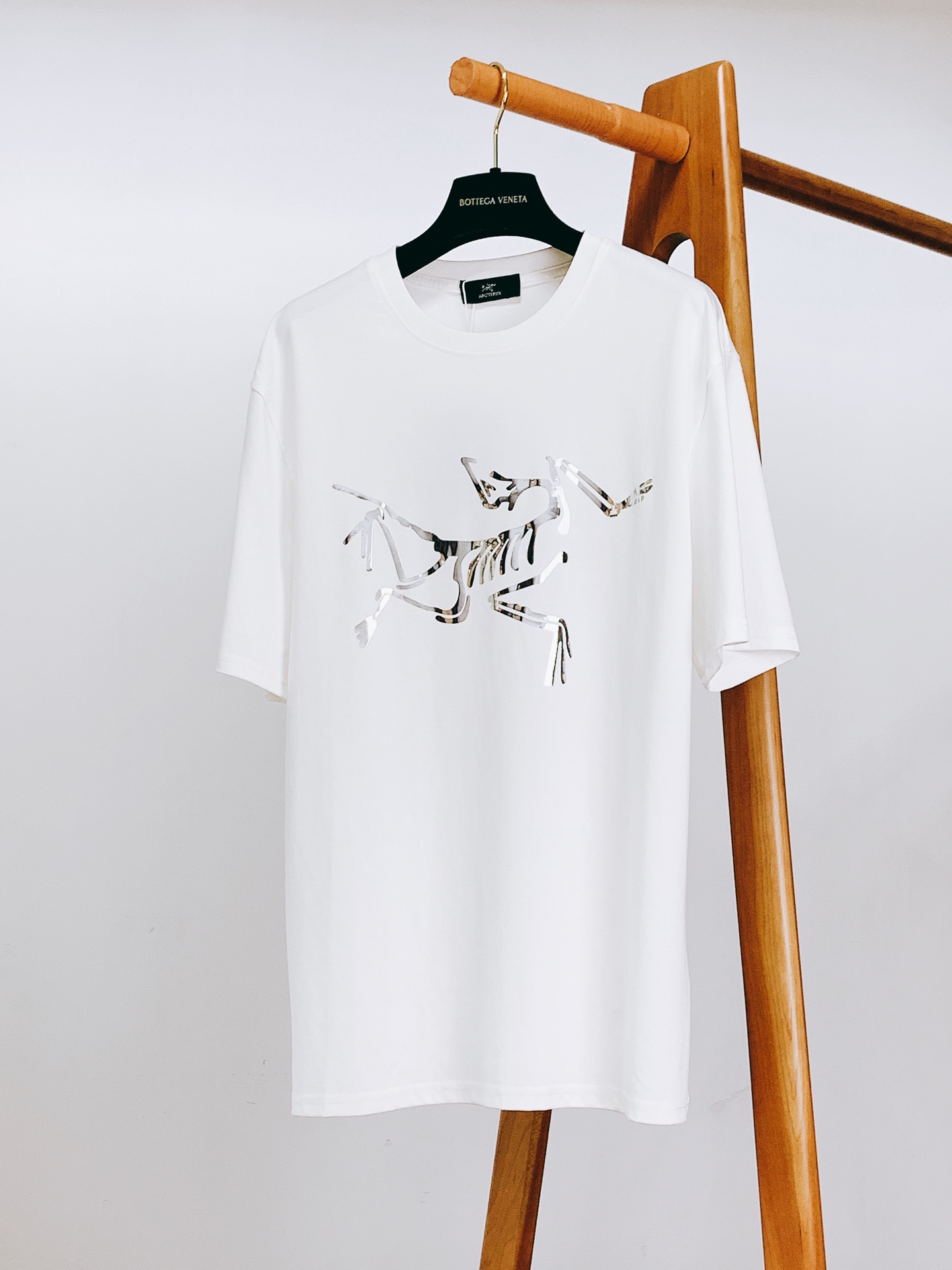 NO:459028,ARCTERYX 2025SS Spring and Summer New Product Letter Logo T-shirt, with super perfect appearance, three-dimensional laser letter logo on the front, super simple letter design, paired with a jacket and cardigan, it can improve the highlights, and the inner layer is also beautiful and clean. It can be controlled by any color, and you will know it if you get it. It is very comfortable to use, mercerized cotton is very skin-friendly, simple but not simple, and you will really regret it if you don’t fit in!  Two colors available ……………………………………………………………………………………… SizeM-3XL,arc'teryx,jackets & coats,tees,t-shirt,alexander wang19860909ARCTERYX 始祖鸟 2025SS春夏新品 字母标识T恤,品相超级完美,前幅立体镭射字母标识,超简单的字母设计,搭配外套开衫 可提升搭配亮点内里叠穿打底也一样好看干净.任何色系都能驾驭,手感的话 你们拿到手就知道了 上手很舒服的,丝光棉 非常亲肤,简约而不简单,不入真的会后悔的款！两色可选 …………………………………………………… SizeM-3XL,arc'teryx,jackets & coats,tees，t-shirt,alexander wang,Men's clothing