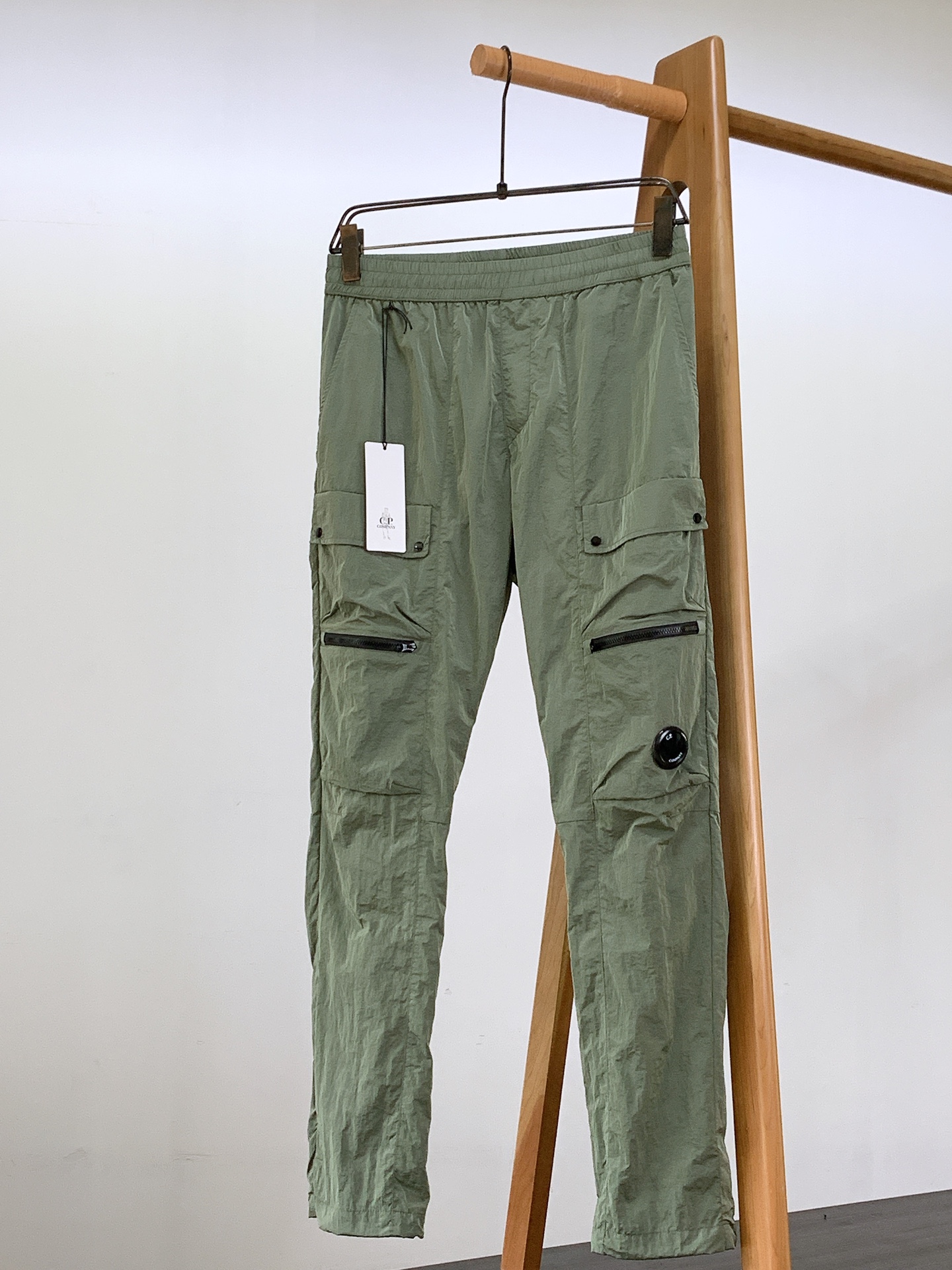 NO:438996,C.P.Company 2025SS Spring and Summer New Product CP Imported Metal Casual Pants More Comfortable!  !  Super popular items are coming. CP's classic and fashionable design style, details determine success or failure!  It is undoubtedly a great dressing experience!  Classic style cutting, easy to solve daily matching needs, strong recommendation!  ……………………………………………………………………………… Size46-52,,alexander wang19860909C.P.Company 2025SS春夏新品 CP 进口金属休闲裤 更舒适！！超火爆单品来袭 CP 家经典时尚的设计风格,细节决定成败！无疑是一种绝佳的穿着享受！经典版型裁剪,轻松的解决日常搭配所需,强推！ …………………………………………………… Size46-52,,alexander wang,Men's clothing