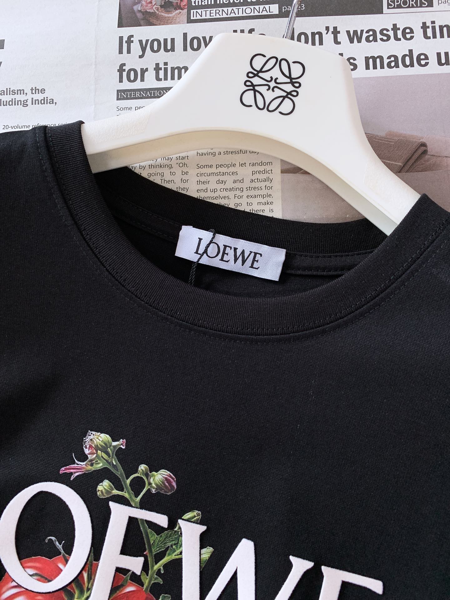 
Loewe 罗意威 2025SS春夏新品
蔬果印花T恤。胸前 “蔬果藤蔓” 印花超绝！红番茄、绿果实攀