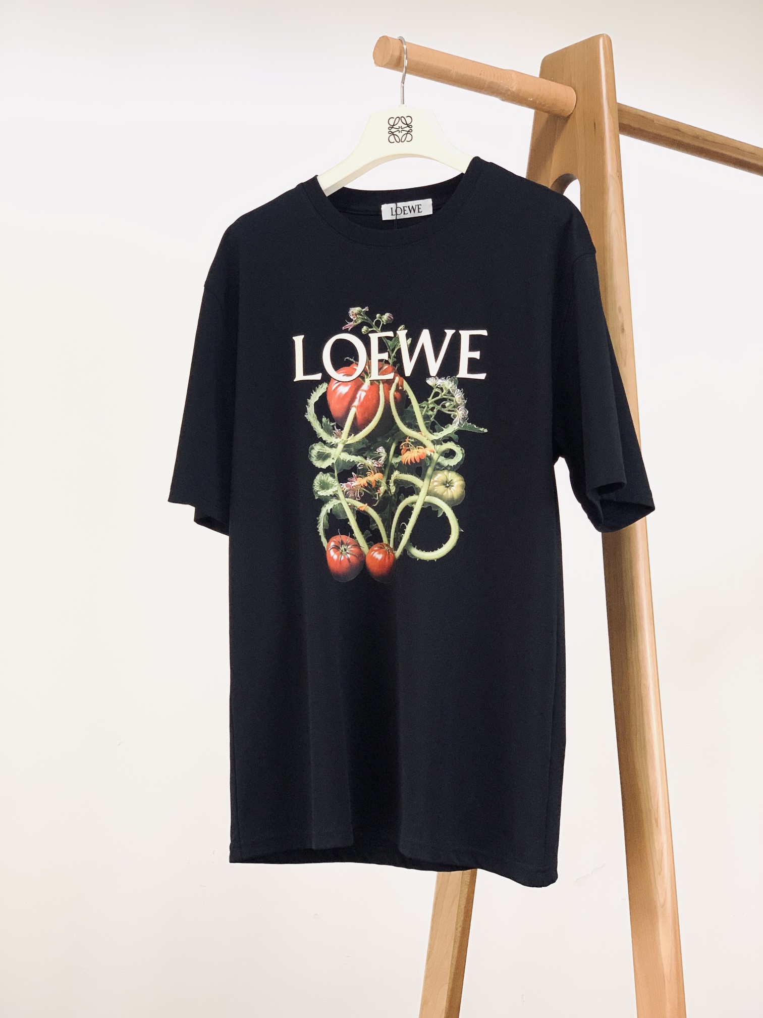 
Loewe 罗意威 2025SS春夏新品
蔬果印花T恤。胸前 “蔬果藤蔓” 印花超绝！红番茄、绿果实攀