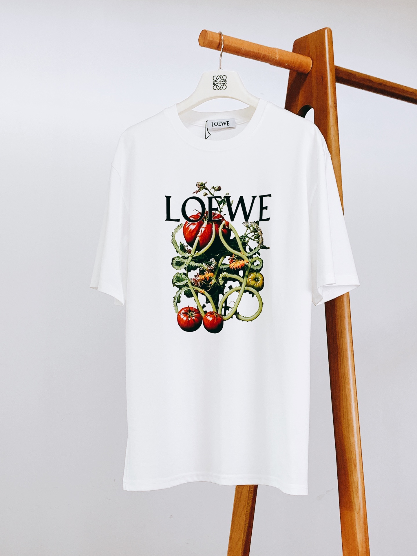 
Loewe 罗意威 2025SS春夏新品
蔬果印花T恤。胸前 “蔬果藤蔓” 印花超绝！红番茄、绿果实攀