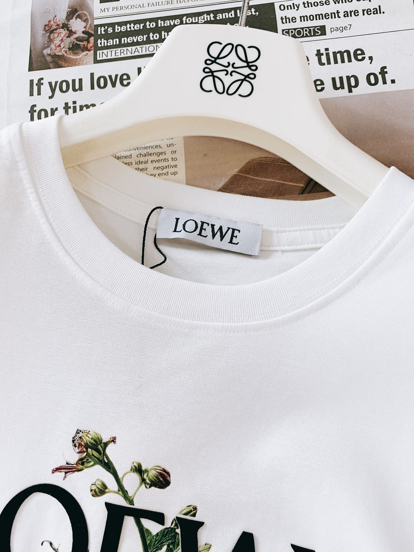 
Loewe 罗意威 2025SS春夏新品
蔬果印花T恤。胸前 “蔬果藤蔓” 印花超绝！红番茄、绿果实攀