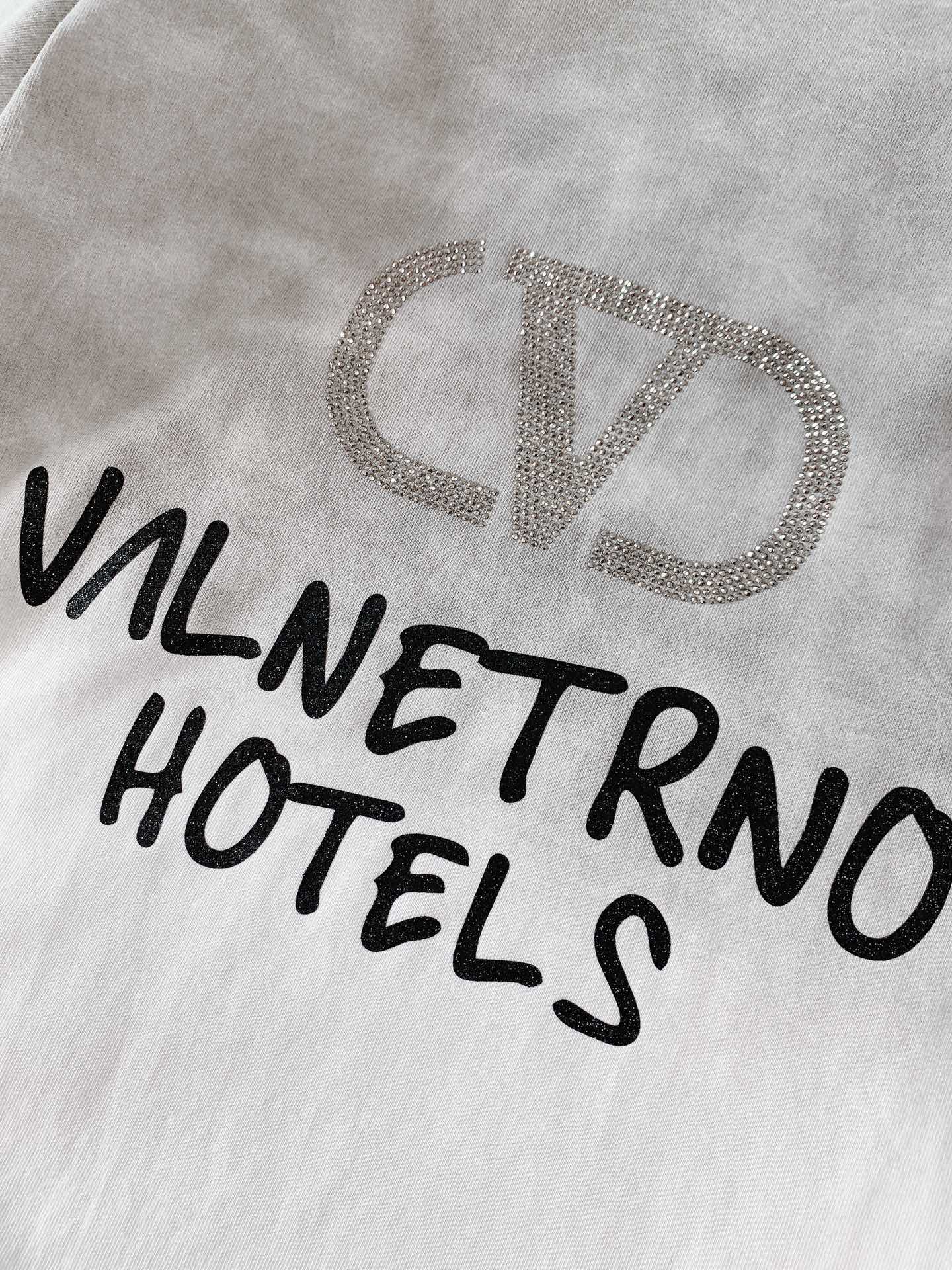 
Valentino 华伦天奴 2025SS春夏新品 
渐变扎染T恤，细节控狂喜

渐变扎染工艺🎨 灰与
