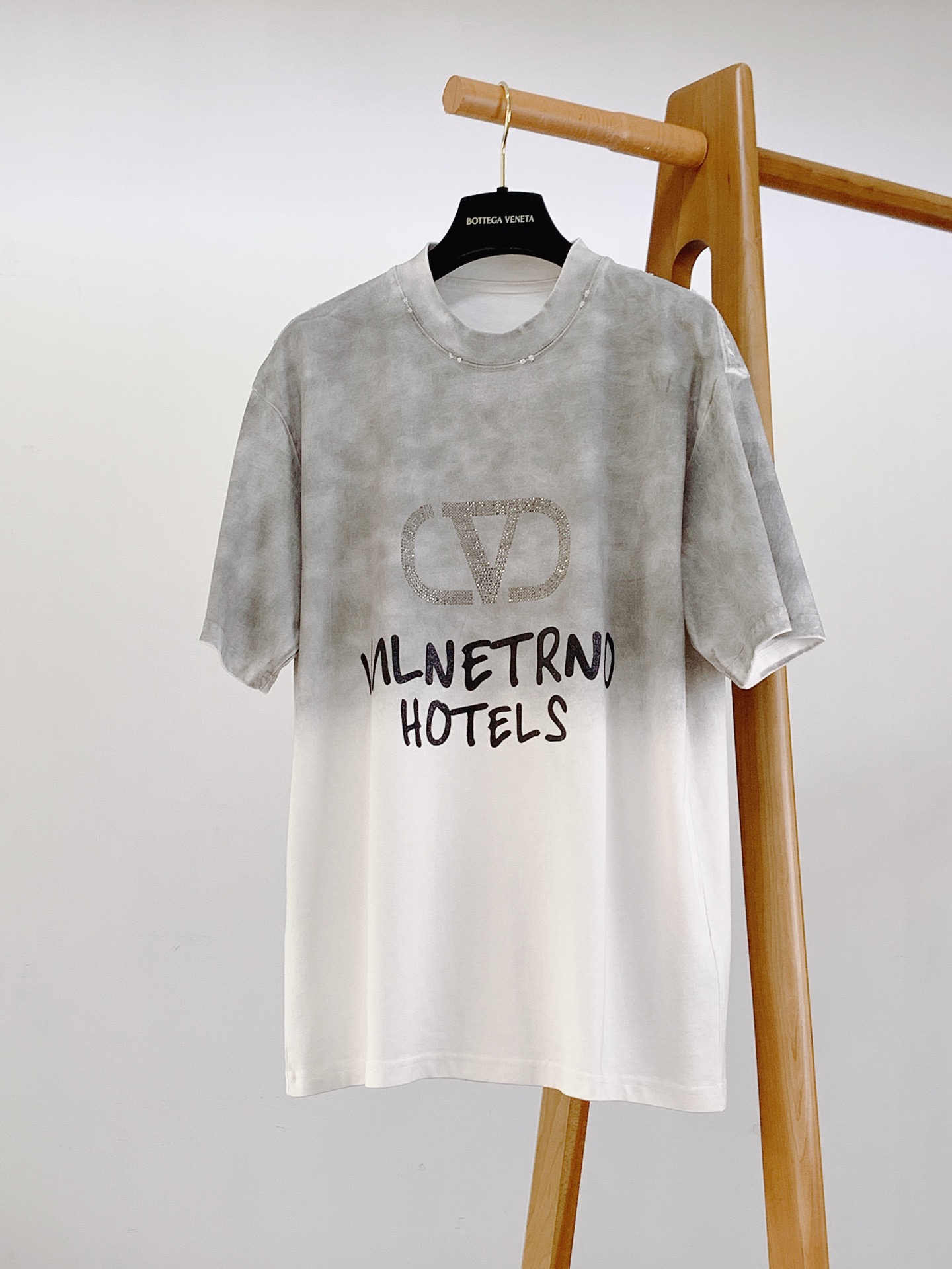 
Valentino 华伦天奴 2025SS春夏新品 
渐变扎染T恤，细节控狂喜

渐变扎染工艺🎨 灰与