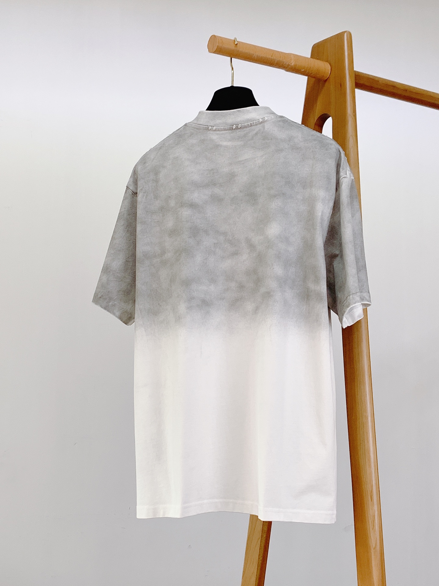 
Valentino 华伦天奴 2025SS春夏新品 
渐变扎染T恤，细节控狂喜

渐变扎染工艺🎨 灰与