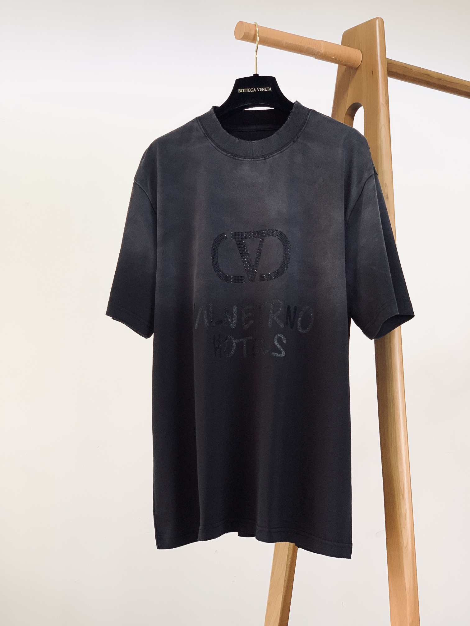 
Valentino 华伦天奴 2025SS春夏新品 
渐变扎染T恤，细节控狂喜

渐变扎染工艺🎨 灰与