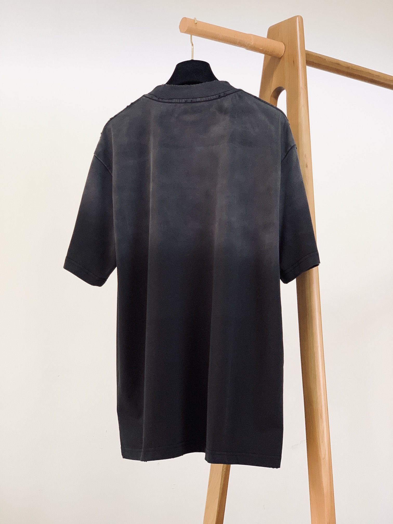 
Valentino 华伦天奴 2025SS春夏新品 
渐变扎染T恤，细节控狂喜

渐变扎染工艺🎨 灰与