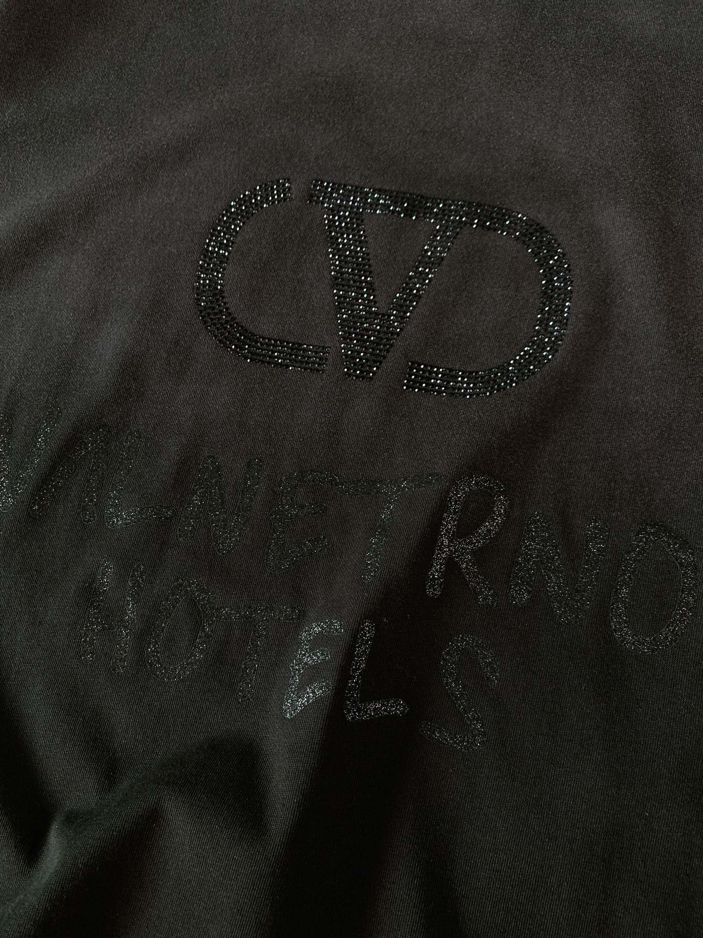 
Valentino 华伦天奴 2025SS春夏新品 
渐变扎染T恤，细节控狂喜

渐变扎染工艺🎨 灰与